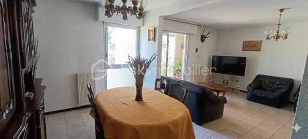 A VENDRE - Spacieux appartement traversant T5 au cœur d'un environnement privilégié à La-Seyne-Sur-Mer

Frédéric GIANNNONE vous propose :
LA SEYNE SUR MER, quartier Est, dans une résidence sécurisée au pied d'un espace naturel protégé, venez découvrir ce superbe appartement familial aux volumes généreux, situé au 2ème étage d'un bâtiment parfaitement entretenu.
Dès l'entrée vous serez séduit par ses beaux espaces de vie comprenant un vaste salon-séjour lumineux d'environ 33m², idéal pour recevoir famille et amis.
L'appartement dispose aussi de trois grandes chambres, d'un dressing, d'une cuisine fermée avec sa buanderie, d'une salle de bains d'un WC séparé,
d'un balcon offrant un espace extérieur appréciable au quotidien. Une cave complète le bien et plusieurs stationnements sont disponibles dans la résidence.
Je suis ouvert à la collaboration en inter-agences.
Je reste disponible 7j/7 pour vous apporter davantage d'informations et organiser une visite dans les meilleures conditions.