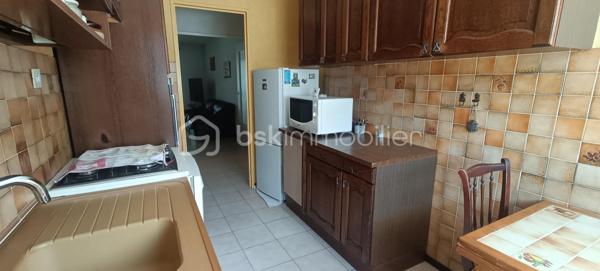 A VENDRE - Spacieux appartement traversant T5 au cœur d'un environnement privilégié à La-Seyne-Sur-Mer

Frédéric GIANNNONE vous propose :
LA SEYNE SUR MER, quartier Est, dans une résidence sécurisée au pied d'un espace naturel protégé, venez découvrir ce superbe appartement familial aux volumes généreux, situé au 2ème étage d'un bâtiment parfaitement entretenu.
Dès l'entrée vous serez séduit par ses beaux espaces de vie comprenant un vaste salon-séjour lumineux d'environ 33m², idéal pour recevoir famille et amis.
L'appartement dispose aussi de trois grandes chambres, d'un dressing, d'une cuisine fermée avec sa buanderie, d'une salle de bains d'un WC séparé,
d'un balcon offrant un espace extérieur appréciable au quotidien. Une cave complète le bien et plusieurs stationnements sont disponibles dans la résidence.
Je suis ouvert à la collaboration en inter-agences.
Je reste disponible 7j/7 pour vous apporter davantage d'informations et organiser une visite dans les meilleures conditions.