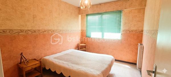 A VENDRE - Spacieux appartement traversant T5 au cœur d'un environnement privilégié à La-Seyne-Sur-Mer

Frédéric GIANNNONE vous propose :
LA SEYNE SUR MER, quartier Est, dans une résidence sécurisée au pied d'un espace naturel protégé, venez découvrir ce superbe appartement familial aux volumes généreux, situé au 2ème étage d'un bâtiment parfaitement entretenu.
Dès l'entrée vous serez séduit par ses beaux espaces de vie comprenant un vaste salon-séjour lumineux d'environ 33m², idéal pour recevoir famille et amis.
L'appartement dispose aussi de trois grandes chambres, d'un dressing, d'une cuisine fermée avec sa buanderie, d'une salle de bains d'un WC séparé,
d'un balcon offrant un espace extérieur appréciable au quotidien. Une cave complète le bien et plusieurs stationnements sont disponibles dans la résidence.
Je suis ouvert à la collaboration en inter-agences.
Je reste disponible 7j/7 pour vous apporter davantage d'informations et organiser une visite dans les meilleures conditions.