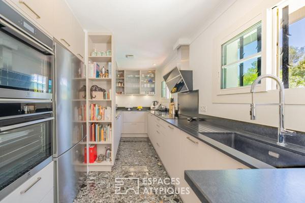 Villa d’architecte avec vue mer, piscine et esprit Art déco