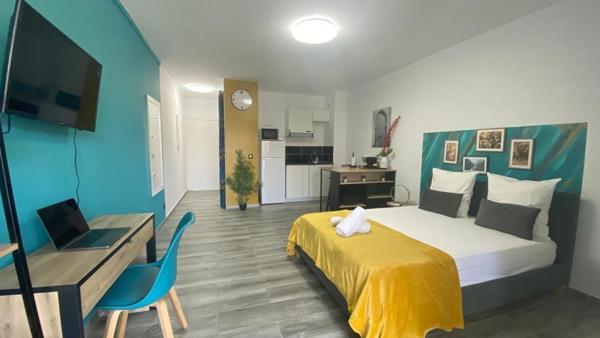 STUDIO AVEC PISCINE ET PARKING