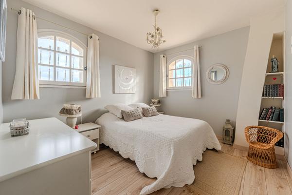 Maison d'architecte de 148 m² sur un terrain de 2200 m² à vendre à Mazan