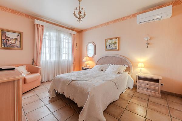 Maison d'architecte de 148 m² sur un terrain de 2200 m² à vendre à Mazan