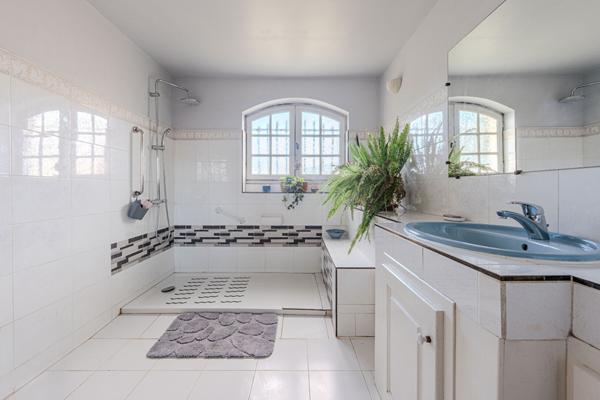 Maison d'architecte de 148 m² sur un terrain de 2200 m² à vendre à Mazan