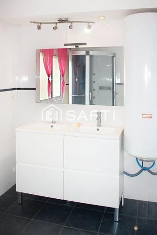 A SAISIR IMMEUBLE 165m2 DANS LE CENTRE DE PONTIVY APPARTEMENT DE 80m2 à l'étage Commerce au RDC ( LIBRE D'ACTIVITE )