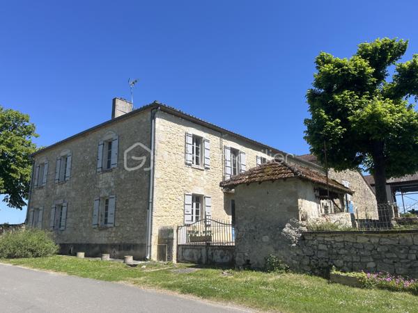 Au cœur de la Lomagne gersoise, à la lisière d'un charmant village gersois, cette propriété de caractère profite d'un environnement privilégié alliant calme, nature et accessibilité. Saint-Clar se situe à seulement quelques minutes, Lectoure à une quinzaine de minutes, tandis qu'Agen et sa gare TGV reliant Paris, Bordeaux et Toulouse sont accessibles en moins de 45 minutes. Toulouse et son aéroport international se rejoignent en environ 1h20, offrant ainsi un équilibre idéal entre sérénité rurale et connexions rapides vers les grands centres urbains.

Nichée dans un écrin de verdure de plus de 14 000 m² orienté plein sud, cette ancienne ferme en pierre bénéficie d'une vue panoramique sur les vallons et le paysage typique de la Gascogne. Elle développe environ 275 m² habitables répartis entre une habitation principale et deux gîtes indépendants créés en 2023.

La maison principale, au rdc elle comprend une cuisine dinatoire agrémentée d'une cheminée, un salon restant à personnaliser selon les envies de ses futurs propriétaires et un accès à  une pièce technique avec un wc séparé.. A l'étage une suite parentale avec salle d'eau privative et un grand bureau. une petite maison cozy et confortable pour les propriétaires du domaine. 

Attenants, deux gîtes entièrement équipés et meublés permettent d’accueillir confortablement jusqu’à six personnes tout au long de l’année, grâce à un système de chauffage performant alimenté par une chaudière à granulés de bois (desservant l’ensemble de la maison).

Le premier, d’environ 70 m², dispose au rez-de-chaussée d’un salon/cuisine, et à l’étage d’une chambre, d’une salle d’eau et de WC séparés.

Le second, d’environ 75 m², comprend également un salon/cuisine au rez-de-chaussée, ainsi que deux chambres à l’étage se partageant une salle d’eau.

À l'extérieur, tout est réuni pour profiter pleinement de la douceur de vivre gersoise : une piscine récente avec son solarium, un pool house et de vastes espaces paysagers offrant calme et intimité. Les nombreuses dépendances en pierre représentent un atout majeur et ouvrent la voie à de multiples projets. Ancienne étable avec préau, forge, atelier, séchoir, garage, hangar à ossature bois et poulailler constituent un ensemble rare offrant un fort potentiel d'aménagement pour une activité touristique, artisanale ou familiale.

Point d'orgue de la propriété, un remarquable pigeonnier en pierre du XVIᵉ siècle vient enrichir ce lieu chargé d'histoire et lui confère un caractère unique.

Les travaux datent de 2023.
Le système d’assainissement est aux normes : micro-station pour 15 personnes.
Toutes les dépendances sont reliées à l’électricité et prévues pour le système d’évacuation des eaux ainsi que les arrivées d’eau.

Pour toute information complémentaire ou pour organiser une visite, n’hésitez pas à me contacter au  06 73 22 25 74. 
Je serai ravi de vous accompagner dans la découverte de ce lieu unique.