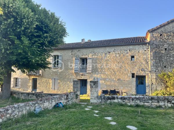 Au cœur de la Lomagne gersoise, à la lisière d'un charmant village gersois, cette propriété de caractère profite d'un environnement privilégié alliant calme, nature et accessibilité. Saint-Clar se situe à seulement quelques minutes, Lectoure à une quinzaine de minutes, tandis qu'Agen et sa gare TGV reliant Paris, Bordeaux et Toulouse sont accessibles en moins de 45 minutes. Toulouse et son aéroport international se rejoignent en environ 1h20, offrant ainsi un équilibre idéal entre sérénité rurale et connexions rapides vers les grands centres urbains.

Nichée dans un écrin de verdure de plus de 14 000 m² orienté plein sud, cette ancienne ferme en pierre bénéficie d'une vue panoramique sur les vallons et le paysage typique de la Gascogne. Elle développe environ 275 m² habitables répartis entre une habitation principale et deux gîtes indépendants créés en 2023.

La maison principale, au rdc elle comprend une cuisine dinatoire agrémentée d'une cheminée, un salon restant à personnaliser selon les envies de ses futurs propriétaires et un accès à  une pièce technique avec un wc séparé.. A l'étage une suite parentale avec salle d'eau privative et un grand bureau. une petite maison cozy et confortable pour les propriétaires du domaine. 

Attenants, deux gîtes entièrement équipés et meublés permettent d’accueillir confortablement jusqu’à six personnes tout au long de l’année, grâce à un système de chauffage performant alimenté par une chaudière à granulés de bois (desservant l’ensemble de la maison).

Le premier, d’environ 70 m², dispose au rez-de-chaussée d’un salon/cuisine, et à l’étage d’une chambre, d’une salle d’eau et de WC séparés.

Le second, d’environ 75 m², comprend également un salon/cuisine au rez-de-chaussée, ainsi que deux chambres à l’étage se partageant une salle d’eau.

À l'extérieur, tout est réuni pour profiter pleinement de la douceur de vivre gersoise : une piscine récente avec son solarium, un pool house et de vastes espaces paysagers offrant calme et intimité. Les nombreuses dépendances en pierre représentent un atout majeur et ouvrent la voie à de multiples projets. Ancienne étable avec préau, forge, atelier, séchoir, garage, hangar à ossature bois et poulailler constituent un ensemble rare offrant un fort potentiel d'aménagement pour une activité touristique, artisanale ou familiale.

Point d'orgue de la propriété, un remarquable pigeonnier en pierre du XVIᵉ siècle vient enrichir ce lieu chargé d'histoire et lui confère un caractère unique.

Les travaux datent de 2023.
Le système d’assainissement est aux normes : micro-station pour 15 personnes.
Toutes les dépendances sont reliées à l’électricité et prévues pour le système d’évacuation des eaux ainsi que les arrivées d’eau.

Pour toute information complémentaire ou pour organiser une visite, n’hésitez pas à me contacter au  06 73 22 25 74. 
Je serai ravi de vous accompagner dans la découverte de ce lieu unique.