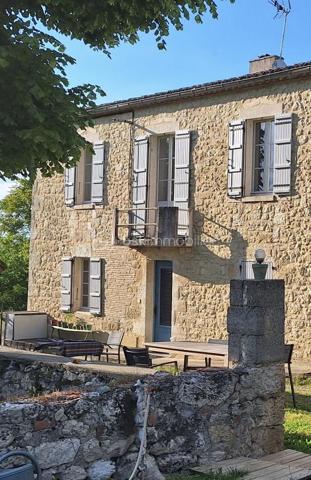 Au cœur de la Lomagne gersoise, à la lisière d'un charmant village gersois, cette propriété de caractère profite d'un environnement privilégié alliant calme, nature et accessibilité. Saint-Clar se situe à seulement quelques minutes, Lectoure à une quinzaine de minutes, tandis qu'Agen et sa gare TGV reliant Paris, Bordeaux et Toulouse sont accessibles en moins de 45 minutes. Toulouse et son aéroport international se rejoignent en environ 1h20, offrant ainsi un équilibre idéal entre sérénité rurale et connexions rapides vers les grands centres urbains.

Nichée dans un écrin de verdure de plus de 14 000 m² orienté plein sud, cette ancienne ferme en pierre bénéficie d'une vue panoramique sur les vallons et le paysage typique de la Gascogne. Elle développe environ 275 m² habitables répartis entre une habitation principale et deux gîtes indépendants créés en 2023.

La maison principale, au rdc elle comprend une cuisine dinatoire agrémentée d'une cheminée, un salon restant à personnaliser selon les envies de ses futurs propriétaires et un accès à  une pièce technique avec un wc séparé.. A l'étage une suite parentale avec salle d'eau privative et un grand bureau. une petite maison cozy et confortable pour les propriétaires du domaine. 

Attenants, deux gîtes entièrement équipés et meublés permettent d’accueillir confortablement jusqu’à six personnes tout au long de l’année, grâce à un système de chauffage performant alimenté par une chaudière à granulés de bois (desservant l’ensemble de la maison).

Le premier, d’environ 70 m², dispose au rez-de-chaussée d’un salon/cuisine, et à l’étage d’une chambre, d’une salle d’eau et de WC séparés.

Le second, d’environ 75 m², comprend également un salon/cuisine au rez-de-chaussée, ainsi que deux chambres à l’étage se partageant une salle d’eau.

À l'extérieur, tout est réuni pour profiter pleinement de la douceur de vivre gersoise : une piscine récente avec son solarium, un pool house et de vastes espaces paysagers offrant calme et intimité. Les nombreuses dépendances en pierre représentent un atout majeur et ouvrent la voie à de multiples projets. Ancienne étable avec préau, forge, atelier, séchoir, garage, hangar à ossature bois et poulailler constituent un ensemble rare offrant un fort potentiel d'aménagement pour une activité touristique, artisanale ou familiale.

Point d'orgue de la propriété, un remarquable pigeonnier en pierre du XVIᵉ siècle vient enrichir ce lieu chargé d'histoire et lui confère un caractère unique.

Les travaux datent de 2023.
Le système d’assainissement est aux normes : micro-station pour 15 personnes.
Toutes les dépendances sont reliées à l’électricité et prévues pour le système d’évacuation des eaux ainsi que les arrivées d’eau.

Pour toute information complémentaire ou pour organiser une visite, n’hésitez pas à me contacter au  06 73 22 25 74. 
Je serai ravi de vous accompagner dans la découverte de ce lieu unique.