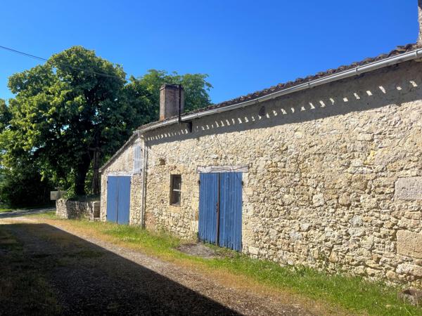 Au cœur de la Lomagne gersoise, à la lisière d'un charmant village gersois, cette propriété de caractère profite d'un environnement privilégié alliant calme, nature et accessibilité. Saint-Clar se situe à seulement quelques minutes, Lectoure à une quinzaine de minutes, tandis qu'Agen et sa gare TGV reliant Paris, Bordeaux et Toulouse sont accessibles en moins de 45 minutes. Toulouse et son aéroport international se rejoignent en environ 1h20, offrant ainsi un équilibre idéal entre sérénité rurale et connexions rapides vers les grands centres urbains.

Nichée dans un écrin de verdure de plus de 14 000 m² orienté plein sud, cette ancienne ferme en pierre bénéficie d'une vue panoramique sur les vallons et le paysage typique de la Gascogne. Elle développe environ 275 m² habitables répartis entre une habitation principale et deux gîtes indépendants créés en 2023.

La maison principale, au rdc elle comprend une cuisine dinatoire agrémentée d'une cheminée, un salon restant à personnaliser selon les envies de ses futurs propriétaires et un accès à  une pièce technique avec un wc séparé.. A l'étage une suite parentale avec salle d'eau privative et un grand bureau. une petite maison cozy et confortable pour les propriétaires du domaine. 

Attenants, deux gîtes entièrement équipés et meublés permettent d’accueillir confortablement jusqu’à six personnes tout au long de l’année, grâce à un système de chauffage performant alimenté par une chaudière à granulés de bois (desservant l’ensemble de la maison).

Le premier, d’environ 70 m², dispose au rez-de-chaussée d’un salon/cuisine, et à l’étage d’une chambre, d’une salle d’eau et de WC séparés.

Le second, d’environ 75 m², comprend également un salon/cuisine au rez-de-chaussée, ainsi que deux chambres à l’étage se partageant une salle d’eau.

À l'extérieur, tout est réuni pour profiter pleinement de la douceur de vivre gersoise : une piscine récente avec son solarium, un pool house et de vastes espaces paysagers offrant calme et intimité. Les nombreuses dépendances en pierre représentent un atout majeur et ouvrent la voie à de multiples projets. Ancienne étable avec préau, forge, atelier, séchoir, garage, hangar à ossature bois et poulailler constituent un ensemble rare offrant un fort potentiel d'aménagement pour une activité touristique, artisanale ou familiale.

Point d'orgue de la propriété, un remarquable pigeonnier en pierre du XVIᵉ siècle vient enrichir ce lieu chargé d'histoire et lui confère un caractère unique.

Les travaux datent de 2023.
Le système d’assainissement est aux normes : micro-station pour 15 personnes.
Toutes les dépendances sont reliées à l’électricité et prévues pour le système d’évacuation des eaux ainsi que les arrivées d’eau.

Pour toute information complémentaire ou pour organiser une visite, n’hésitez pas à me contacter au  06 73 22 25 74. 
Je serai ravi de vous accompagner dans la découverte de ce lieu unique.