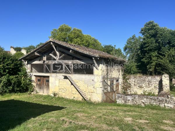 Au cœur de la Lomagne gersoise, à la lisière d'un charmant village gersois, cette propriété de caractère profite d'un environnement privilégié alliant calme, nature et accessibilité. Saint-Clar se situe à seulement quelques minutes, Lectoure à une quinzaine de minutes, tandis qu'Agen et sa gare TGV reliant Paris, Bordeaux et Toulouse sont accessibles en moins de 45 minutes. Toulouse et son aéroport international se rejoignent en environ 1h20, offrant ainsi un équilibre idéal entre sérénité rurale et connexions rapides vers les grands centres urbains.

Nichée dans un écrin de verdure de plus de 14 000 m² orienté plein sud, cette ancienne ferme en pierre bénéficie d'une vue panoramique sur les vallons et le paysage typique de la Gascogne. Elle développe environ 275 m² habitables répartis entre une habitation principale et deux gîtes indépendants créés en 2023.

La maison principale, au rdc elle comprend une cuisine dinatoire agrémentée d'une cheminée, un salon restant à personnaliser selon les envies de ses futurs propriétaires et un accès à  une pièce technique avec un wc séparé.. A l'étage une suite parentale avec salle d'eau privative et un grand bureau. une petite maison cozy et confortable pour les propriétaires du domaine. 

Attenants, deux gîtes entièrement équipés et meublés permettent d’accueillir confortablement jusqu’à six personnes tout au long de l’année, grâce à un système de chauffage performant alimenté par une chaudière à granulés de bois (desservant l’ensemble de la maison).

Le premier, d’environ 70 m², dispose au rez-de-chaussée d’un salon/cuisine, et à l’étage d’une chambre, d’une salle d’eau et de WC séparés.

Le second, d’environ 75 m², comprend également un salon/cuisine au rez-de-chaussée, ainsi que deux chambres à l’étage se partageant une salle d’eau.

À l'extérieur, tout est réuni pour profiter pleinement de la douceur de vivre gersoise : une piscine récente avec son solarium, un pool house et de vastes espaces paysagers offrant calme et intimité. Les nombreuses dépendances en pierre représentent un atout majeur et ouvrent la voie à de multiples projets. Ancienne étable avec préau, forge, atelier, séchoir, garage, hangar à ossature bois et poulailler constituent un ensemble rare offrant un fort potentiel d'aménagement pour une activité touristique, artisanale ou familiale.

Point d'orgue de la propriété, un remarquable pigeonnier en pierre du XVIᵉ siècle vient enrichir ce lieu chargé d'histoire et lui confère un caractère unique.

Les travaux datent de 2023.
Le système d’assainissement est aux normes : micro-station pour 15 personnes.
Toutes les dépendances sont reliées à l’électricité et prévues pour le système d’évacuation des eaux ainsi que les arrivées d’eau.

Pour toute information complémentaire ou pour organiser une visite, n’hésitez pas à me contacter au  06 73 22 25 74. 
Je serai ravi de vous accompagner dans la découverte de ce lieu unique.