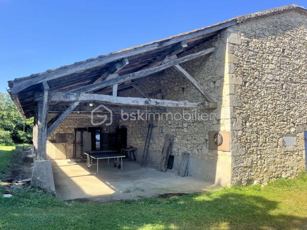 Au cœur de la Lomagne gersoise, à la lisière d'un charmant village gersois, cette propriété de caractère profite d'un environnement privilégié alliant calme, nature et accessibilité. Saint-Clar se situe à seulement quelques minutes, Lectoure à une quinzaine de minutes, tandis qu'Agen et sa gare TGV reliant Paris, Bordeaux et Toulouse sont accessibles en moins de 45 minutes. Toulouse et son aéroport international se rejoignent en environ 1h20, offrant ainsi un équilibre idéal entre sérénité rurale et connexions rapides vers les grands centres urbains.

Nichée dans un écrin de verdure de plus de 14 000 m² orienté plein sud, cette ancienne ferme en pierre bénéficie d'une vue panoramique sur les vallons et le paysage typique de la Gascogne. Elle développe environ 275 m² habitables répartis entre une habitation principale et deux gîtes indépendants créés en 2023.

La maison principale, au rdc elle comprend une cuisine dinatoire agrémentée d'une cheminée, un salon restant à personnaliser selon les envies de ses futurs propriétaires et un accès à  une pièce technique avec un wc séparé.. A l'étage une suite parentale avec salle d'eau privative et un grand bureau. une petite maison cozy et confortable pour les propriétaires du domaine. 

Attenants, deux gîtes entièrement équipés et meublés permettent d’accueillir confortablement jusqu’à six personnes tout au long de l’année, grâce à un système de chauffage performant alimenté par une chaudière à granulés de bois (desservant l’ensemble de la maison).

Le premier, d’environ 70 m², dispose au rez-de-chaussée d’un salon/cuisine, et à l’étage d’une chambre, d’une salle d’eau et de WC séparés.

Le second, d’environ 75 m², comprend également un salon/cuisine au rez-de-chaussée, ainsi que deux chambres à l’étage se partageant une salle d’eau.

À l'extérieur, tout est réuni pour profiter pleinement de la douceur de vivre gersoise : une piscine récente avec son solarium, un pool house et de vastes espaces paysagers offrant calme et intimité. Les nombreuses dépendances en pierre représentent un atout majeur et ouvrent la voie à de multiples projets. Ancienne étable avec préau, forge, atelier, séchoir, garage, hangar à ossature bois et poulailler constituent un ensemble rare offrant un fort potentiel d'aménagement pour une activité touristique, artisanale ou familiale.

Point d'orgue de la propriété, un remarquable pigeonnier en pierre du XVIᵉ siècle vient enrichir ce lieu chargé d'histoire et lui confère un caractère unique.

Les travaux datent de 2023.
Le système d’assainissement est aux normes : micro-station pour 15 personnes.
Toutes les dépendances sont reliées à l’électricité et prévues pour le système d’évacuation des eaux ainsi que les arrivées d’eau.

Pour toute information complémentaire ou pour organiser une visite, n’hésitez pas à me contacter au  06 73 22 25 74. 
Je serai ravi de vous accompagner dans la découverte de ce lieu unique.