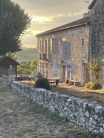 Au cœur de la Lomagne gersoise, à la lisière d'un charmant village gersois, cette propriété de caractère profite d'un environnement privilégié alliant calme, nature et accessibilité. Saint-Clar se situe à seulement quelques minutes, Lectoure à une quinzaine de minutes, tandis qu'Agen et sa gare TGV reliant Paris, Bordeaux et Toulouse sont accessibles en moins de 45 minutes. Toulouse et son aéroport international se rejoignent en environ 1h20, offrant ainsi un équilibre idéal entre sérénité rurale et connexions rapides vers les grands centres urbains.

Nichée dans un écrin de verdure de plus de 14 000 m² orienté plein sud, cette ancienne ferme en pierre bénéficie d'une vue panoramique sur les vallons et le paysage typique de la Gascogne. Elle développe environ 275 m² habitables répartis entre une habitation principale et deux gîtes indépendants créés en 2023.

La maison principale, au rdc elle comprend une cuisine dinatoire agrémentée d'une cheminée, un salon restant à personnaliser selon les envies de ses futurs propriétaires et un accès à  une pièce technique avec un wc séparé.. A l'étage une suite parentale avec salle d'eau privative et un grand bureau. une petite maison cozy et confortable pour les propriétaires du domaine. 

Attenants, deux gîtes entièrement équipés et meublés permettent d’accueillir confortablement jusqu’à six personnes tout au long de l’année, grâce à un système de chauffage performant alimenté par une chaudière à granulés de bois (desservant l’ensemble de la maison).

Le premier, d’environ 70 m², dispose au rez-de-chaussée d’un salon/cuisine, et à l’étage d’une chambre, d’une salle d’eau et de WC séparés.

Le second, d’environ 75 m², comprend également un salon/cuisine au rez-de-chaussée, ainsi que deux chambres à l’étage se partageant une salle d’eau.

À l'extérieur, tout est réuni pour profiter pleinement de la douceur de vivre gersoise : une piscine récente avec son solarium, un pool house et de vastes espaces paysagers offrant calme et intimité. Les nombreuses dépendances en pierre représentent un atout majeur et ouvrent la voie à de multiples projets. Ancienne étable avec préau, forge, atelier, séchoir, garage, hangar à ossature bois et poulailler constituent un ensemble rare offrant un fort potentiel d'aménagement pour une activité touristique, artisanale ou familiale.

Point d'orgue de la propriété, un remarquable pigeonnier en pierre du XVIᵉ siècle vient enrichir ce lieu chargé d'histoire et lui confère un caractère unique.

Les travaux datent de 2023.
Le système d’assainissement est aux normes : micro-station pour 15 personnes.
Toutes les dépendances sont reliées à l’électricité et prévues pour le système d’évacuation des eaux ainsi que les arrivées d’eau.

Pour toute information complémentaire ou pour organiser une visite, n’hésitez pas à me contacter au  06 73 22 25 74. 
Je serai ravi de vous accompagner dans la découverte de ce lieu unique.