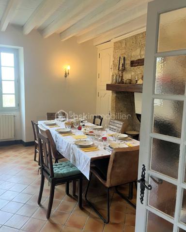 Au cœur de la Lomagne gersoise, à la lisière d'un charmant village gersois, cette propriété de caractère profite d'un environnement privilégié alliant calme, nature et accessibilité. Saint-Clar se situe à seulement quelques minutes, Lectoure à une quinzaine de minutes, tandis qu'Agen et sa gare TGV reliant Paris, Bordeaux et Toulouse sont accessibles en moins de 45 minutes. Toulouse et son aéroport international se rejoignent en environ 1h20, offrant ainsi un équilibre idéal entre sérénité rurale et connexions rapides vers les grands centres urbains.

Nichée dans un écrin de verdure de plus de 14 000 m² orienté plein sud, cette ancienne ferme en pierre bénéficie d'une vue panoramique sur les vallons et le paysage typique de la Gascogne. Elle développe environ 275 m² habitables répartis entre une habitation principale et deux gîtes indépendants créés en 2023.

La maison principale, au rdc elle comprend une cuisine dinatoire agrémentée d'une cheminée, un salon restant à personnaliser selon les envies de ses futurs propriétaires et un accès à  une pièce technique avec un wc séparé.. A l'étage une suite parentale avec salle d'eau privative et un grand bureau. une petite maison cozy et confortable pour les propriétaires du domaine. 

Attenants, deux gîtes entièrement équipés et meublés permettent d’accueillir confortablement jusqu’à six personnes tout au long de l’année, grâce à un système de chauffage performant alimenté par une chaudière à granulés de bois (desservant l’ensemble de la maison).

Le premier, d’environ 70 m², dispose au rez-de-chaussée d’un salon/cuisine, et à l’étage d’une chambre, d’une salle d’eau et de WC séparés.

Le second, d’environ 75 m², comprend également un salon/cuisine au rez-de-chaussée, ainsi que deux chambres à l’étage se partageant une salle d’eau.

À l'extérieur, tout est réuni pour profiter pleinement de la douceur de vivre gersoise : une piscine récente avec son solarium, un pool house et de vastes espaces paysagers offrant calme et intimité. Les nombreuses dépendances en pierre représentent un atout majeur et ouvrent la voie à de multiples projets. Ancienne étable avec préau, forge, atelier, séchoir, garage, hangar à ossature bois et poulailler constituent un ensemble rare offrant un fort potentiel d'aménagement pour une activité touristique, artisanale ou familiale.

Point d'orgue de la propriété, un remarquable pigeonnier en pierre du XVIᵉ siècle vient enrichir ce lieu chargé d'histoire et lui confère un caractère unique.

Les travaux datent de 2023.
Le système d’assainissement est aux normes : micro-station pour 15 personnes.
Toutes les dépendances sont reliées à l’électricité et prévues pour le système d’évacuation des eaux ainsi que les arrivées d’eau.

Pour toute information complémentaire ou pour organiser une visite, n’hésitez pas à me contacter au  06 73 22 25 74. 
Je serai ravi de vous accompagner dans la découverte de ce lieu unique.