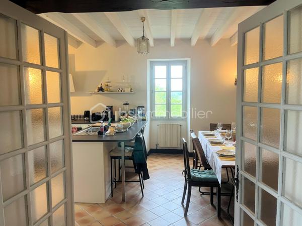 Au cœur de la Lomagne gersoise, à la lisière d'un charmant village gersois, cette propriété de caractère profite d'un environnement privilégié alliant calme, nature et accessibilité. Saint-Clar se situe à seulement quelques minutes, Lectoure à une quinzaine de minutes, tandis qu'Agen et sa gare TGV reliant Paris, Bordeaux et Toulouse sont accessibles en moins de 45 minutes. Toulouse et son aéroport international se rejoignent en environ 1h20, offrant ainsi un équilibre idéal entre sérénité rurale et connexions rapides vers les grands centres urbains.

Nichée dans un écrin de verdure de plus de 14 000 m² orienté plein sud, cette ancienne ferme en pierre bénéficie d'une vue panoramique sur les vallons et le paysage typique de la Gascogne. Elle développe environ 275 m² habitables répartis entre une habitation principale et deux gîtes indépendants créés en 2023.

La maison principale, au rdc elle comprend une cuisine dinatoire agrémentée d'une cheminée, un salon restant à personnaliser selon les envies de ses futurs propriétaires et un accès à  une pièce technique avec un wc séparé.. A l'étage une suite parentale avec salle d'eau privative et un grand bureau. une petite maison cozy et confortable pour les propriétaires du domaine. 

Attenants, deux gîtes entièrement équipés et meublés permettent d’accueillir confortablement jusqu’à six personnes tout au long de l’année, grâce à un système de chauffage performant alimenté par une chaudière à granulés de bois (desservant l’ensemble de la maison).

Le premier, d’environ 70 m², dispose au rez-de-chaussée d’un salon/cuisine, et à l’étage d’une chambre, d’une salle d’eau et de WC séparés.

Le second, d’environ 75 m², comprend également un salon/cuisine au rez-de-chaussée, ainsi que deux chambres à l’étage se partageant une salle d’eau.

À l'extérieur, tout est réuni pour profiter pleinement de la douceur de vivre gersoise : une piscine récente avec son solarium, un pool house et de vastes espaces paysagers offrant calme et intimité. Les nombreuses dépendances en pierre représentent un atout majeur et ouvrent la voie à de multiples projets. Ancienne étable avec préau, forge, atelier, séchoir, garage, hangar à ossature bois et poulailler constituent un ensemble rare offrant un fort potentiel d'aménagement pour une activité touristique, artisanale ou familiale.

Point d'orgue de la propriété, un remarquable pigeonnier en pierre du XVIᵉ siècle vient enrichir ce lieu chargé d'histoire et lui confère un caractère unique.

Les travaux datent de 2023.
Le système d’assainissement est aux normes : micro-station pour 15 personnes.
Toutes les dépendances sont reliées à l’électricité et prévues pour le système d’évacuation des eaux ainsi que les arrivées d’eau.

Pour toute information complémentaire ou pour organiser une visite, n’hésitez pas à me contacter au  06 73 22 25 74. 
Je serai ravi de vous accompagner dans la découverte de ce lieu unique.