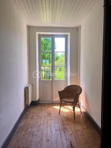 Au cœur de la Lomagne gersoise, à la lisière d'un charmant village gersois, cette propriété de caractère profite d'un environnement privilégié alliant calme, nature et accessibilité. Saint-Clar se situe à seulement quelques minutes, Lectoure à une quinzaine de minutes, tandis qu'Agen et sa gare TGV reliant Paris, Bordeaux et Toulouse sont accessibles en moins de 45 minutes. Toulouse et son aéroport international se rejoignent en environ 1h20, offrant ainsi un équilibre idéal entre sérénité rurale et connexions rapides vers les grands centres urbains.

Nichée dans un écrin de verdure de plus de 14 000 m² orienté plein sud, cette ancienne ferme en pierre bénéficie d'une vue panoramique sur les vallons et le paysage typique de la Gascogne. Elle développe environ 275 m² habitables répartis entre une habitation principale et deux gîtes indépendants créés en 2023.

La maison principale, au rdc elle comprend une cuisine dinatoire agrémentée d'une cheminée, un salon restant à personnaliser selon les envies de ses futurs propriétaires et un accès à  une pièce technique avec un wc séparé.. A l'étage une suite parentale avec salle d'eau privative et un grand bureau. une petite maison cozy et confortable pour les propriétaires du domaine. 

Attenants, deux gîtes entièrement équipés et meublés permettent d’accueillir confortablement jusqu’à six personnes tout au long de l’année, grâce à un système de chauffage performant alimenté par une chaudière à granulés de bois (desservant l’ensemble de la maison).

Le premier, d’environ 70 m², dispose au rez-de-chaussée d’un salon/cuisine, et à l’étage d’une chambre, d’une salle d’eau et de WC séparés.

Le second, d’environ 75 m², comprend également un salon/cuisine au rez-de-chaussée, ainsi que deux chambres à l’étage se partageant une salle d’eau.

À l'extérieur, tout est réuni pour profiter pleinement de la douceur de vivre gersoise : une piscine récente avec son solarium, un pool house et de vastes espaces paysagers offrant calme et intimité. Les nombreuses dépendances en pierre représentent un atout majeur et ouvrent la voie à de multiples projets. Ancienne étable avec préau, forge, atelier, séchoir, garage, hangar à ossature bois et poulailler constituent un ensemble rare offrant un fort potentiel d'aménagement pour une activité touristique, artisanale ou familiale.

Point d'orgue de la propriété, un remarquable pigeonnier en pierre du XVIᵉ siècle vient enrichir ce lieu chargé d'histoire et lui confère un caractère unique.

Les travaux datent de 2023.
Le système d’assainissement est aux normes : micro-station pour 15 personnes.
Toutes les dépendances sont reliées à l’électricité et prévues pour le système d’évacuation des eaux ainsi que les arrivées d’eau.

Pour toute information complémentaire ou pour organiser une visite, n’hésitez pas à me contacter au  06 73 22 25 74. 
Je serai ravi de vous accompagner dans la découverte de ce lieu unique.