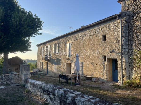 Au cœur de la Lomagne gersoise, à la lisière d'un charmant village gersois, cette propriété de caractère profite d'un environnement privilégié alliant calme, nature et accessibilité. Saint-Clar se situe à seulement quelques minutes, Lectoure à une quinzaine de minutes, tandis qu'Agen et sa gare TGV reliant Paris, Bordeaux et Toulouse sont accessibles en moins de 45 minutes. Toulouse et son aéroport international se rejoignent en environ 1h20, offrant ainsi un équilibre idéal entre sérénité rurale et connexions rapides vers les grands centres urbains.

Nichée dans un écrin de verdure de plus de 14 000 m² orienté plein sud, cette ancienne ferme en pierre bénéficie d'une vue panoramique sur les vallons et le paysage typique de la Gascogne. Elle développe environ 275 m² habitables répartis entre une habitation principale et deux gîtes indépendants créés en 2023.

La maison principale, au rdc elle comprend une cuisine dinatoire agrémentée d'une cheminée, un salon restant à personnaliser selon les envies de ses futurs propriétaires et un accès à  une pièce technique avec un wc séparé.. A l'étage une suite parentale avec salle d'eau privative et un grand bureau. une petite maison cozy et confortable pour les propriétaires du domaine. 

Attenants, deux gîtes entièrement équipés et meublés permettent d’accueillir confortablement jusqu’à six personnes tout au long de l’année, grâce à un système de chauffage performant alimenté par une chaudière à granulés de bois (desservant l’ensemble de la maison).

Le premier, d’environ 70 m², dispose au rez-de-chaussée d’un salon/cuisine, et à l’étage d’une chambre, d’une salle d’eau et de WC séparés.

Le second, d’environ 75 m², comprend également un salon/cuisine au rez-de-chaussée, ainsi que deux chambres à l’étage se partageant une salle d’eau.

À l'extérieur, tout est réuni pour profiter pleinement de la douceur de vivre gersoise : une piscine récente avec son solarium, un pool house et de vastes espaces paysagers offrant calme et intimité. Les nombreuses dépendances en pierre représentent un atout majeur et ouvrent la voie à de multiples projets. Ancienne étable avec préau, forge, atelier, séchoir, garage, hangar à ossature bois et poulailler constituent un ensemble rare offrant un fort potentiel d'aménagement pour une activité touristique, artisanale ou familiale.

Point d'orgue de la propriété, un remarquable pigeonnier en pierre du XVIᵉ siècle vient enrichir ce lieu chargé d'histoire et lui confère un caractère unique.

Les travaux datent de 2023.
Le système d’assainissement est aux normes : micro-station pour 15 personnes.
Toutes les dépendances sont reliées à l’électricité et prévues pour le système d’évacuation des eaux ainsi que les arrivées d’eau.

Pour toute information complémentaire ou pour organiser une visite, n’hésitez pas à me contacter au  06 73 22 25 74. 
Je serai ravi de vous accompagner dans la découverte de ce lieu unique.