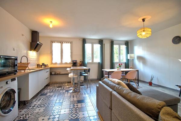 AGEN - Appartement de 57m² avec 2 chambres et place de parking privative dans un garage fermé.