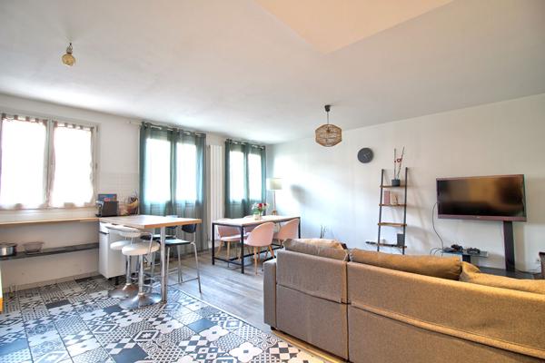 AGEN - Appartement de 57m² avec 2 chambres et place de parking privative dans un garage fermé.