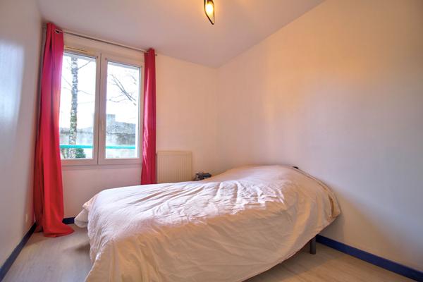 AGEN - Appartement de 57m² avec 2 chambres et place de parking privative dans un garage fermé.