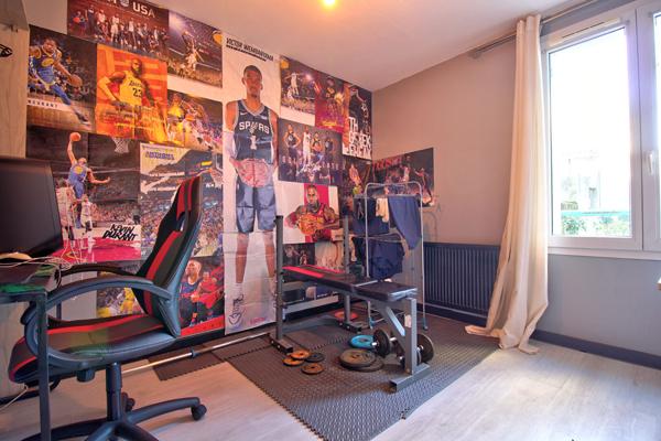 AGEN - Appartement de 57m² avec 2 chambres et place de parking privative dans un garage fermé.