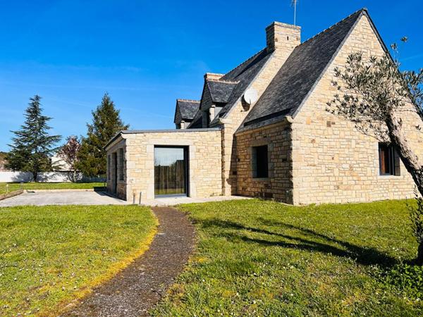 Surzur- Maison 205m2- 5 ch- Garages- Atelier- 1824m2 Terrain