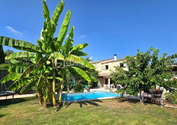 Et si votre prochaine maison était celle où chaque journée avait un petit air de vacances ?

À seulement 5 minutes du village, des écoles, des commerces et de toutes les commodités, découvrez cette charmante maison de 93 m² loi Carrez (108 m² au total), idéale pour une famille, un couple ou comme résidence secondaire sur la Côte d'Azur.

Dès les premiers instants, le charme opère.

Son magnifique jardin d'environ 400 m² a été pensé comme un véritable lieu de vie. Piscine, terrain de pétanque, arbres fruitiers… tout est réuni pour profiter pleinement du climat méditerranéen.

Imaginez-vous savourer un café sur la terrasse, partager un déjeuner entre amis, regarder les enfants jouer dans le jardin ou terminer la journée par une baignade et une partie de pétanque avant une douce soirée d'été.

Une maison pensée pour le confort et la convivialité.

Le rez-de-chaussée s'ouvre sur une belle entrée avec un espace bureau, idéal pour le télétravail ou un coin lecture.

Vous y découvrirez également un WC invités, une chambre de plain-pied avec sa salle d'eau privative, parfaite pour l'espace parents.

Le cœur de la maison est sans conteste son bel espace de vie. Le séjour avec poêle et la grande cuisine entièrement équipée s'ouvrent largement sur la terrasse, le jardin et la piscine, créant une véritable continuité entre intérieur et extérieur. Ici, aux beaux jours, la terrasse devient une pièce de vie à part entière, idéale pour partager un repas en famille, recevoir des amis ou simplement profiter de la douceur du climat méditerranéen.

La cuisine a également été pensée pour le confort du quotidien avec un accès direct au cellier et à une pièce de rangement supplémentaire, des espaces aussi pratiques qu'appréciables.

À l'étage, deux chambres lumineuses se partagent une salle d'eau ainsi qu'un WC indépendant.

Toutes les pièces de la maison sont climatisées, garantissant un confort optimal en toute saison.

Côté performances énergétiques, la maison bénéficie d'un excellent DPE B et d'un GES A, un véritable atout alliant confort, maîtrise des consommations et valorisation patrimoniale.

Les atouts de cette maison

✔ 93 m² habitables (108 m² au total)
✔ Jardin d'environ 400 m²
✔ Piscine
✔ Terrain de pétanque
✔ Arbres fruitiers
✔ Grande terrasse en prolongement du séjour et de la cuisine
✔ 3 chambres, dont une de plain-pied avec salle d'eau
✔ Espace bureau dès l'entrée
✔ Grand séjour avec poêle
✔ Cuisine équipée avec cellier et pièce de rangement
✔ Climatisation dans toutes les pièces
✔ 4 places de stationnement privatives
✔ Maison mitoyenne d'un seul côté préservée de toute nuisance
✔ DPE B – GES A

Son emplacement permet de profiter d'un environnement paisible tout en restant à proximité immédiate des écoles, commerces, restaurants et principaux axes de circulation.

Que vous recherchiez une résidence principale où votre famille pourra s'épanouir, une résidence secondaire pour profiter de la douceur de vivre azuréenne ou un investissement patrimonial dans un secteur recherché, cette maison réunit des prestations rares dans cette catégorie de biens.

Les photos vous donneront un premier aperçu… mais elles ne pourront retranscrire l'atmosphère chaleureuse qui se dégage de cette maison. Une visite vous permettra d'en apprécier tout le charme.

Contactez-moi dès aujourd'hui pour obtenir davantage d'informations ou organiser votre visite. Votre prochain coup de cœur vous attend peut-être ici.