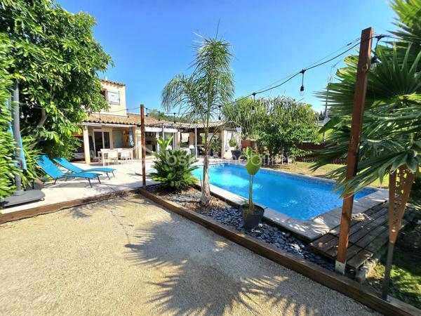 Et si votre prochaine maison était celle où chaque journée avait un petit air de vacances ?

À seulement 5 minutes du village, des écoles, des commerces et de toutes les commodités, découvrez cette charmante maison de 93 m² loi Carrez (108 m² au total), idéale pour une famille, un couple ou comme résidence secondaire sur la Côte d'Azur.

Dès les premiers instants, le charme opère.

Son magnifique jardin d'environ 400 m² a été pensé comme un véritable lieu de vie. Piscine, terrain de pétanque, arbres fruitiers… tout est réuni pour profiter pleinement du climat méditerranéen.

Imaginez-vous savourer un café sur la terrasse, partager un déjeuner entre amis, regarder les enfants jouer dans le jardin ou terminer la journée par une baignade et une partie de pétanque avant une douce soirée d'été.

Une maison pensée pour le confort et la convivialité.

Le rez-de-chaussée s'ouvre sur une belle entrée avec un espace bureau, idéal pour le télétravail ou un coin lecture.

Vous y découvrirez également un WC invités, une chambre de plain-pied avec sa salle d'eau privative, parfaite pour l'espace parents.

Le cœur de la maison est sans conteste son bel espace de vie. Le séjour avec poêle et la grande cuisine entièrement équipée s'ouvrent largement sur la terrasse, le jardin et la piscine, créant une véritable continuité entre intérieur et extérieur. Ici, aux beaux jours, la terrasse devient une pièce de vie à part entière, idéale pour partager un repas en famille, recevoir des amis ou simplement profiter de la douceur du climat méditerranéen.

La cuisine a également été pensée pour le confort du quotidien avec un accès direct au cellier et à une pièce de rangement supplémentaire, des espaces aussi pratiques qu'appréciables.

À l'étage, deux chambres lumineuses se partagent une salle d'eau ainsi qu'un WC indépendant.

Toutes les pièces de la maison sont climatisées, garantissant un confort optimal en toute saison.

Côté performances énergétiques, la maison bénéficie d'un excellent DPE B et d'un GES A, un véritable atout alliant confort, maîtrise des consommations et valorisation patrimoniale.

Les atouts de cette maison

✔ 93 m² habitables (108 m² au total)
✔ Jardin d'environ 400 m²
✔ Piscine
✔ Terrain de pétanque
✔ Arbres fruitiers
✔ Grande terrasse en prolongement du séjour et de la cuisine
✔ 3 chambres, dont une de plain-pied avec salle d'eau
✔ Espace bureau dès l'entrée
✔ Grand séjour avec poêle
✔ Cuisine équipée avec cellier et pièce de rangement
✔ Climatisation dans toutes les pièces
✔ 4 places de stationnement privatives
✔ Maison mitoyenne d'un seul côté préservée de toute nuisance
✔ DPE B – GES A

Son emplacement permet de profiter d'un environnement paisible tout en restant à proximité immédiate des écoles, commerces, restaurants et principaux axes de circulation.

Que vous recherchiez une résidence principale où votre famille pourra s'épanouir, une résidence secondaire pour profiter de la douceur de vivre azuréenne ou un investissement patrimonial dans un secteur recherché, cette maison réunit des prestations rares dans cette catégorie de biens.

Les photos vous donneront un premier aperçu… mais elles ne pourront retranscrire l'atmosphère chaleureuse qui se dégage de cette maison. Une visite vous permettra d'en apprécier tout le charme.

Contactez-moi dès aujourd'hui pour obtenir davantage d'informations ou organiser votre visite. Votre prochain coup de cœur vous attend peut-être ici.