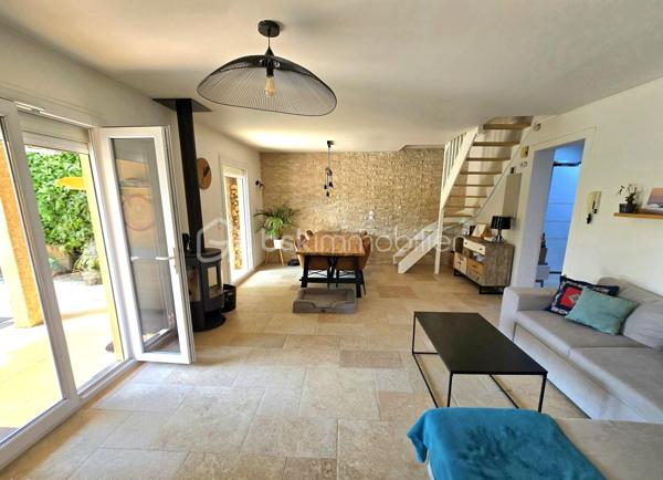 Et si votre prochaine maison était celle où chaque journée avait un petit air de vacances ?

À seulement 5 minutes du village, des écoles, des commerces et de toutes les commodités, découvrez cette charmante maison de 93 m² loi Carrez (108 m² au total), idéale pour une famille, un couple ou comme résidence secondaire sur la Côte d'Azur.

Dès les premiers instants, le charme opère.

Son magnifique jardin d'environ 400 m² a été pensé comme un véritable lieu de vie. Piscine, terrain de pétanque, arbres fruitiers… tout est réuni pour profiter pleinement du climat méditerranéen.

Imaginez-vous savourer un café sur la terrasse, partager un déjeuner entre amis, regarder les enfants jouer dans le jardin ou terminer la journée par une baignade et une partie de pétanque avant une douce soirée d'été.

Une maison pensée pour le confort et la convivialité.

Le rez-de-chaussée s'ouvre sur une belle entrée avec un espace bureau, idéal pour le télétravail ou un coin lecture.

Vous y découvrirez également un WC invités, une chambre de plain-pied avec sa salle d'eau privative, parfaite pour l'espace parents.

Le cœur de la maison est sans conteste son bel espace de vie. Le séjour avec poêle et la grande cuisine entièrement équipée s'ouvrent largement sur la terrasse, le jardin et la piscine, créant une véritable continuité entre intérieur et extérieur. Ici, aux beaux jours, la terrasse devient une pièce de vie à part entière, idéale pour partager un repas en famille, recevoir des amis ou simplement profiter de la douceur du climat méditerranéen.

La cuisine a également été pensée pour le confort du quotidien avec un accès direct au cellier et à une pièce de rangement supplémentaire, des espaces aussi pratiques qu'appréciables.

À l'étage, deux chambres lumineuses se partagent une salle d'eau ainsi qu'un WC indépendant.

Toutes les pièces de la maison sont climatisées, garantissant un confort optimal en toute saison.

Côté performances énergétiques, la maison bénéficie d'un excellent DPE B et d'un GES A, un véritable atout alliant confort, maîtrise des consommations et valorisation patrimoniale.

Les atouts de cette maison

✔ 93 m² habitables (108 m² au total)
✔ Jardin d'environ 400 m²
✔ Piscine
✔ Terrain de pétanque
✔ Arbres fruitiers
✔ Grande terrasse en prolongement du séjour et de la cuisine
✔ 3 chambres, dont une de plain-pied avec salle d'eau
✔ Espace bureau dès l'entrée
✔ Grand séjour avec poêle
✔ Cuisine équipée avec cellier et pièce de rangement
✔ Climatisation dans toutes les pièces
✔ 4 places de stationnement privatives
✔ Maison mitoyenne d'un seul côté préservée de toute nuisance
✔ DPE B – GES A

Son emplacement permet de profiter d'un environnement paisible tout en restant à proximité immédiate des écoles, commerces, restaurants et principaux axes de circulation.

Que vous recherchiez une résidence principale où votre famille pourra s'épanouir, une résidence secondaire pour profiter de la douceur de vivre azuréenne ou un investissement patrimonial dans un secteur recherché, cette maison réunit des prestations rares dans cette catégorie de biens.

Les photos vous donneront un premier aperçu… mais elles ne pourront retranscrire l'atmosphère chaleureuse qui se dégage de cette maison. Une visite vous permettra d'en apprécier tout le charme.

Contactez-moi dès aujourd'hui pour obtenir davantage d'informations ou organiser votre visite. Votre prochain coup de cœur vous attend peut-être ici.
