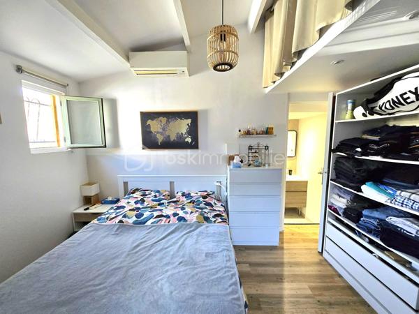 Et si votre prochaine maison était celle où chaque journée avait un petit air de vacances ?

À seulement 5 minutes du village, des écoles, des commerces et de toutes les commodités, découvrez cette charmante maison de 93 m² loi Carrez (108 m² au total), idéale pour une famille, un couple ou comme résidence secondaire sur la Côte d'Azur.

Dès les premiers instants, le charme opère.

Son magnifique jardin d'environ 400 m² a été pensé comme un véritable lieu de vie. Piscine, terrain de pétanque, arbres fruitiers… tout est réuni pour profiter pleinement du climat méditerranéen.

Imaginez-vous savourer un café sur la terrasse, partager un déjeuner entre amis, regarder les enfants jouer dans le jardin ou terminer la journée par une baignade et une partie de pétanque avant une douce soirée d'été.

Une maison pensée pour le confort et la convivialité.

Le rez-de-chaussée s'ouvre sur une belle entrée avec un espace bureau, idéal pour le télétravail ou un coin lecture.

Vous y découvrirez également un WC invités, une chambre de plain-pied avec sa salle d'eau privative, parfaite pour l'espace parents.

Le cœur de la maison est sans conteste son bel espace de vie. Le séjour avec poêle et la grande cuisine entièrement équipée s'ouvrent largement sur la terrasse, le jardin et la piscine, créant une véritable continuité entre intérieur et extérieur. Ici, aux beaux jours, la terrasse devient une pièce de vie à part entière, idéale pour partager un repas en famille, recevoir des amis ou simplement profiter de la douceur du climat méditerranéen.

La cuisine a également été pensée pour le confort du quotidien avec un accès direct au cellier et à une pièce de rangement supplémentaire, des espaces aussi pratiques qu'appréciables.

À l'étage, deux chambres lumineuses se partagent une salle d'eau ainsi qu'un WC indépendant.

Toutes les pièces de la maison sont climatisées, garantissant un confort optimal en toute saison.

Côté performances énergétiques, la maison bénéficie d'un excellent DPE B et d'un GES A, un véritable atout alliant confort, maîtrise des consommations et valorisation patrimoniale.

Les atouts de cette maison

✔ 93 m² habitables (108 m² au total)
✔ Jardin d'environ 400 m²
✔ Piscine
✔ Terrain de pétanque
✔ Arbres fruitiers
✔ Grande terrasse en prolongement du séjour et de la cuisine
✔ 3 chambres, dont une de plain-pied avec salle d'eau
✔ Espace bureau dès l'entrée
✔ Grand séjour avec poêle
✔ Cuisine équipée avec cellier et pièce de rangement
✔ Climatisation dans toutes les pièces
✔ 4 places de stationnement privatives
✔ Maison mitoyenne d'un seul côté préservée de toute nuisance
✔ DPE B – GES A

Son emplacement permet de profiter d'un environnement paisible tout en restant à proximité immédiate des écoles, commerces, restaurants et principaux axes de circulation.

Que vous recherchiez une résidence principale où votre famille pourra s'épanouir, une résidence secondaire pour profiter de la douceur de vivre azuréenne ou un investissement patrimonial dans un secteur recherché, cette maison réunit des prestations rares dans cette catégorie de biens.

Les photos vous donneront un premier aperçu… mais elles ne pourront retranscrire l'atmosphère chaleureuse qui se dégage de cette maison. Une visite vous permettra d'en apprécier tout le charme.

Contactez-moi dès aujourd'hui pour obtenir davantage d'informations ou organiser votre visite. Votre prochain coup de cœur vous attend peut-être ici.