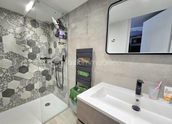 Et si votre prochaine maison était celle où chaque journée avait un petit air de vacances ?

À seulement 5 minutes du village, des écoles, des commerces et de toutes les commodités, découvrez cette charmante maison de 93 m² loi Carrez (108 m² au total), idéale pour une famille, un couple ou comme résidence secondaire sur la Côte d'Azur.

Dès les premiers instants, le charme opère.

Son magnifique jardin d'environ 400 m² a été pensé comme un véritable lieu de vie. Piscine, terrain de pétanque, arbres fruitiers… tout est réuni pour profiter pleinement du climat méditerranéen.

Imaginez-vous savourer un café sur la terrasse, partager un déjeuner entre amis, regarder les enfants jouer dans le jardin ou terminer la journée par une baignade et une partie de pétanque avant une douce soirée d'été.

Une maison pensée pour le confort et la convivialité.

Le rez-de-chaussée s'ouvre sur une belle entrée avec un espace bureau, idéal pour le télétravail ou un coin lecture.

Vous y découvrirez également un WC invités, une chambre de plain-pied avec sa salle d'eau privative, parfaite pour l'espace parents.

Le cœur de la maison est sans conteste son bel espace de vie. Le séjour avec poêle et la grande cuisine entièrement équipée s'ouvrent largement sur la terrasse, le jardin et la piscine, créant une véritable continuité entre intérieur et extérieur. Ici, aux beaux jours, la terrasse devient une pièce de vie à part entière, idéale pour partager un repas en famille, recevoir des amis ou simplement profiter de la douceur du climat méditerranéen.

La cuisine a également été pensée pour le confort du quotidien avec un accès direct au cellier et à une pièce de rangement supplémentaire, des espaces aussi pratiques qu'appréciables.

À l'étage, deux chambres lumineuses se partagent une salle d'eau ainsi qu'un WC indépendant.

Toutes les pièces de la maison sont climatisées, garantissant un confort optimal en toute saison.

Côté performances énergétiques, la maison bénéficie d'un excellent DPE B et d'un GES A, un véritable atout alliant confort, maîtrise des consommations et valorisation patrimoniale.

Les atouts de cette maison

✔ 93 m² habitables (108 m² au total)
✔ Jardin d'environ 400 m²
✔ Piscine
✔ Terrain de pétanque
✔ Arbres fruitiers
✔ Grande terrasse en prolongement du séjour et de la cuisine
✔ 3 chambres, dont une de plain-pied avec salle d'eau
✔ Espace bureau dès l'entrée
✔ Grand séjour avec poêle
✔ Cuisine équipée avec cellier et pièce de rangement
✔ Climatisation dans toutes les pièces
✔ 4 places de stationnement privatives
✔ Maison mitoyenne d'un seul côté préservée de toute nuisance
✔ DPE B – GES A

Son emplacement permet de profiter d'un environnement paisible tout en restant à proximité immédiate des écoles, commerces, restaurants et principaux axes de circulation.

Que vous recherchiez une résidence principale où votre famille pourra s'épanouir, une résidence secondaire pour profiter de la douceur de vivre azuréenne ou un investissement patrimonial dans un secteur recherché, cette maison réunit des prestations rares dans cette catégorie de biens.

Les photos vous donneront un premier aperçu… mais elles ne pourront retranscrire l'atmosphère chaleureuse qui se dégage de cette maison. Une visite vous permettra d'en apprécier tout le charme.

Contactez-moi dès aujourd'hui pour obtenir davantage d'informations ou organiser votre visite. Votre prochain coup de cœur vous attend peut-être ici.