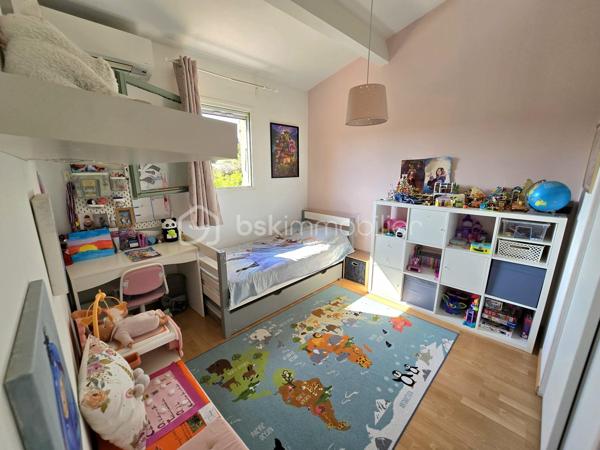 Et si votre prochaine maison était celle où chaque journée avait un petit air de vacances ?

À seulement 5 minutes du village, des écoles, des commerces et de toutes les commodités, découvrez cette charmante maison de 93 m² loi Carrez (108 m² au total), idéale pour une famille, un couple ou comme résidence secondaire sur la Côte d'Azur.

Dès les premiers instants, le charme opère.

Son magnifique jardin d'environ 400 m² a été pensé comme un véritable lieu de vie. Piscine, terrain de pétanque, arbres fruitiers… tout est réuni pour profiter pleinement du climat méditerranéen.

Imaginez-vous savourer un café sur la terrasse, partager un déjeuner entre amis, regarder les enfants jouer dans le jardin ou terminer la journée par une baignade et une partie de pétanque avant une douce soirée d'été.

Une maison pensée pour le confort et la convivialité.

Le rez-de-chaussée s'ouvre sur une belle entrée avec un espace bureau, idéal pour le télétravail ou un coin lecture.

Vous y découvrirez également un WC invités, une chambre de plain-pied avec sa salle d'eau privative, parfaite pour l'espace parents.

Le cœur de la maison est sans conteste son bel espace de vie. Le séjour avec poêle et la grande cuisine entièrement équipée s'ouvrent largement sur la terrasse, le jardin et la piscine, créant une véritable continuité entre intérieur et extérieur. Ici, aux beaux jours, la terrasse devient une pièce de vie à part entière, idéale pour partager un repas en famille, recevoir des amis ou simplement profiter de la douceur du climat méditerranéen.

La cuisine a également été pensée pour le confort du quotidien avec un accès direct au cellier et à une pièce de rangement supplémentaire, des espaces aussi pratiques qu'appréciables.

À l'étage, deux chambres lumineuses se partagent une salle d'eau ainsi qu'un WC indépendant.

Toutes les pièces de la maison sont climatisées, garantissant un confort optimal en toute saison.

Côté performances énergétiques, la maison bénéficie d'un excellent DPE B et d'un GES A, un véritable atout alliant confort, maîtrise des consommations et valorisation patrimoniale.

Les atouts de cette maison

✔ 93 m² habitables (108 m² au total)
✔ Jardin d'environ 400 m²
✔ Piscine
✔ Terrain de pétanque
✔ Arbres fruitiers
✔ Grande terrasse en prolongement du séjour et de la cuisine
✔ 3 chambres, dont une de plain-pied avec salle d'eau
✔ Espace bureau dès l'entrée
✔ Grand séjour avec poêle
✔ Cuisine équipée avec cellier et pièce de rangement
✔ Climatisation dans toutes les pièces
✔ 4 places de stationnement privatives
✔ Maison mitoyenne d'un seul côté préservée de toute nuisance
✔ DPE B – GES A

Son emplacement permet de profiter d'un environnement paisible tout en restant à proximité immédiate des écoles, commerces, restaurants et principaux axes de circulation.

Que vous recherchiez une résidence principale où votre famille pourra s'épanouir, une résidence secondaire pour profiter de la douceur de vivre azuréenne ou un investissement patrimonial dans un secteur recherché, cette maison réunit des prestations rares dans cette catégorie de biens.

Les photos vous donneront un premier aperçu… mais elles ne pourront retranscrire l'atmosphère chaleureuse qui se dégage de cette maison. Une visite vous permettra d'en apprécier tout le charme.

Contactez-moi dès aujourd'hui pour obtenir davantage d'informations ou organiser votre visite. Votre prochain coup de cœur vous attend peut-être ici.
