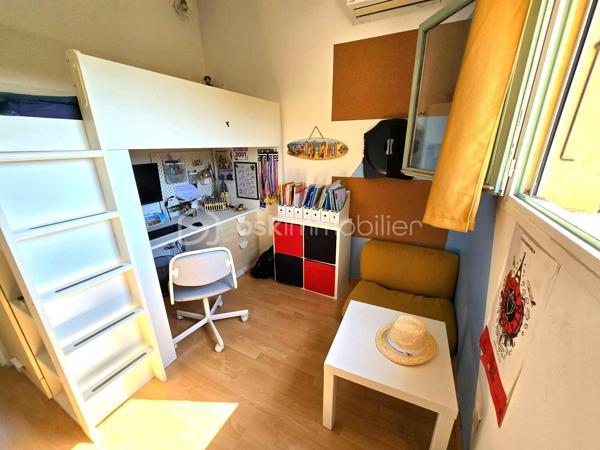 Et si votre prochaine maison était celle où chaque journée avait un petit air de vacances ?

À seulement 5 minutes du village, des écoles, des commerces et de toutes les commodités, découvrez cette charmante maison de 93 m² loi Carrez (108 m² au total), idéale pour une famille, un couple ou comme résidence secondaire sur la Côte d'Azur.

Dès les premiers instants, le charme opère.

Son magnifique jardin d'environ 400 m² a été pensé comme un véritable lieu de vie. Piscine, terrain de pétanque, arbres fruitiers… tout est réuni pour profiter pleinement du climat méditerranéen.

Imaginez-vous savourer un café sur la terrasse, partager un déjeuner entre amis, regarder les enfants jouer dans le jardin ou terminer la journée par une baignade et une partie de pétanque avant une douce soirée d'été.

Une maison pensée pour le confort et la convivialité.

Le rez-de-chaussée s'ouvre sur une belle entrée avec un espace bureau, idéal pour le télétravail ou un coin lecture.

Vous y découvrirez également un WC invités, une chambre de plain-pied avec sa salle d'eau privative, parfaite pour l'espace parents.

Le cœur de la maison est sans conteste son bel espace de vie. Le séjour avec poêle et la grande cuisine entièrement équipée s'ouvrent largement sur la terrasse, le jardin et la piscine, créant une véritable continuité entre intérieur et extérieur. Ici, aux beaux jours, la terrasse devient une pièce de vie à part entière, idéale pour partager un repas en famille, recevoir des amis ou simplement profiter de la douceur du climat méditerranéen.

La cuisine a également été pensée pour le confort du quotidien avec un accès direct au cellier et à une pièce de rangement supplémentaire, des espaces aussi pratiques qu'appréciables.

À l'étage, deux chambres lumineuses se partagent une salle d'eau ainsi qu'un WC indépendant.

Toutes les pièces de la maison sont climatisées, garantissant un confort optimal en toute saison.

Côté performances énergétiques, la maison bénéficie d'un excellent DPE B et d'un GES A, un véritable atout alliant confort, maîtrise des consommations et valorisation patrimoniale.

Les atouts de cette maison

✔ 93 m² habitables (108 m² au total)
✔ Jardin d'environ 400 m²
✔ Piscine
✔ Terrain de pétanque
✔ Arbres fruitiers
✔ Grande terrasse en prolongement du séjour et de la cuisine
✔ 3 chambres, dont une de plain-pied avec salle d'eau
✔ Espace bureau dès l'entrée
✔ Grand séjour avec poêle
✔ Cuisine équipée avec cellier et pièce de rangement
✔ Climatisation dans toutes les pièces
✔ 4 places de stationnement privatives
✔ Maison mitoyenne d'un seul côté préservée de toute nuisance
✔ DPE B – GES A

Son emplacement permet de profiter d'un environnement paisible tout en restant à proximité immédiate des écoles, commerces, restaurants et principaux axes de circulation.

Que vous recherchiez une résidence principale où votre famille pourra s'épanouir, une résidence secondaire pour profiter de la douceur de vivre azuréenne ou un investissement patrimonial dans un secteur recherché, cette maison réunit des prestations rares dans cette catégorie de biens.

Les photos vous donneront un premier aperçu… mais elles ne pourront retranscrire l'atmosphère chaleureuse qui se dégage de cette maison. Une visite vous permettra d'en apprécier tout le charme.

Contactez-moi dès aujourd'hui pour obtenir davantage d'informations ou organiser votre visite. Votre prochain coup de cœur vous attend peut-être ici.