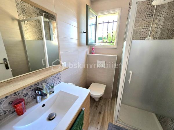 Et si votre prochaine maison était celle où chaque journée avait un petit air de vacances ?

À seulement 5 minutes du village, des écoles, des commerces et de toutes les commodités, découvrez cette charmante maison de 93 m² loi Carrez (108 m² au total), idéale pour une famille, un couple ou comme résidence secondaire sur la Côte d'Azur.

Dès les premiers instants, le charme opère.

Son magnifique jardin d'environ 400 m² a été pensé comme un véritable lieu de vie. Piscine, terrain de pétanque, arbres fruitiers… tout est réuni pour profiter pleinement du climat méditerranéen.

Imaginez-vous savourer un café sur la terrasse, partager un déjeuner entre amis, regarder les enfants jouer dans le jardin ou terminer la journée par une baignade et une partie de pétanque avant une douce soirée d'été.

Une maison pensée pour le confort et la convivialité.

Le rez-de-chaussée s'ouvre sur une belle entrée avec un espace bureau, idéal pour le télétravail ou un coin lecture.

Vous y découvrirez également un WC invités, une chambre de plain-pied avec sa salle d'eau privative, parfaite pour l'espace parents.

Le cœur de la maison est sans conteste son bel espace de vie. Le séjour avec poêle et la grande cuisine entièrement équipée s'ouvrent largement sur la terrasse, le jardin et la piscine, créant une véritable continuité entre intérieur et extérieur. Ici, aux beaux jours, la terrasse devient une pièce de vie à part entière, idéale pour partager un repas en famille, recevoir des amis ou simplement profiter de la douceur du climat méditerranéen.

La cuisine a également été pensée pour le confort du quotidien avec un accès direct au cellier et à une pièce de rangement supplémentaire, des espaces aussi pratiques qu'appréciables.

À l'étage, deux chambres lumineuses se partagent une salle d'eau ainsi qu'un WC indépendant.

Toutes les pièces de la maison sont climatisées, garantissant un confort optimal en toute saison.

Côté performances énergétiques, la maison bénéficie d'un excellent DPE B et d'un GES A, un véritable atout alliant confort, maîtrise des consommations et valorisation patrimoniale.

Les atouts de cette maison

✔ 93 m² habitables (108 m² au total)
✔ Jardin d'environ 400 m²
✔ Piscine
✔ Terrain de pétanque
✔ Arbres fruitiers
✔ Grande terrasse en prolongement du séjour et de la cuisine
✔ 3 chambres, dont une de plain-pied avec salle d'eau
✔ Espace bureau dès l'entrée
✔ Grand séjour avec poêle
✔ Cuisine équipée avec cellier et pièce de rangement
✔ Climatisation dans toutes les pièces
✔ 4 places de stationnement privatives
✔ Maison mitoyenne d'un seul côté préservée de toute nuisance
✔ DPE B – GES A

Son emplacement permet de profiter d'un environnement paisible tout en restant à proximité immédiate des écoles, commerces, restaurants et principaux axes de circulation.

Que vous recherchiez une résidence principale où votre famille pourra s'épanouir, une résidence secondaire pour profiter de la douceur de vivre azuréenne ou un investissement patrimonial dans un secteur recherché, cette maison réunit des prestations rares dans cette catégorie de biens.

Les photos vous donneront un premier aperçu… mais elles ne pourront retranscrire l'atmosphère chaleureuse qui se dégage de cette maison. Une visite vous permettra d'en apprécier tout le charme.

Contactez-moi dès aujourd'hui pour obtenir davantage d'informations ou organiser votre visite. Votre prochain coup de cœur vous attend peut-être ici.