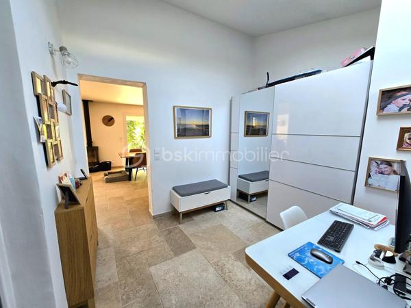 Et si votre prochaine maison était celle où chaque journée avait un petit air de vacances ?

À seulement 5 minutes du village, des écoles, des commerces et de toutes les commodités, découvrez cette charmante maison de 93 m² loi Carrez (108 m² au total), idéale pour une famille, un couple ou comme résidence secondaire sur la Côte d'Azur.

Dès les premiers instants, le charme opère.

Son magnifique jardin d'environ 400 m² a été pensé comme un véritable lieu de vie. Piscine, terrain de pétanque, arbres fruitiers… tout est réuni pour profiter pleinement du climat méditerranéen.

Imaginez-vous savourer un café sur la terrasse, partager un déjeuner entre amis, regarder les enfants jouer dans le jardin ou terminer la journée par une baignade et une partie de pétanque avant une douce soirée d'été.

Une maison pensée pour le confort et la convivialité.

Le rez-de-chaussée s'ouvre sur une belle entrée avec un espace bureau, idéal pour le télétravail ou un coin lecture.

Vous y découvrirez également un WC invités, une chambre de plain-pied avec sa salle d'eau privative, parfaite pour l'espace parents.

Le cœur de la maison est sans conteste son bel espace de vie. Le séjour avec poêle et la grande cuisine entièrement équipée s'ouvrent largement sur la terrasse, le jardin et la piscine, créant une véritable continuité entre intérieur et extérieur. Ici, aux beaux jours, la terrasse devient une pièce de vie à part entière, idéale pour partager un repas en famille, recevoir des amis ou simplement profiter de la douceur du climat méditerranéen.

La cuisine a également été pensée pour le confort du quotidien avec un accès direct au cellier et à une pièce de rangement supplémentaire, des espaces aussi pratiques qu'appréciables.

À l'étage, deux chambres lumineuses se partagent une salle d'eau ainsi qu'un WC indépendant.

Toutes les pièces de la maison sont climatisées, garantissant un confort optimal en toute saison.

Côté performances énergétiques, la maison bénéficie d'un excellent DPE B et d'un GES A, un véritable atout alliant confort, maîtrise des consommations et valorisation patrimoniale.

Les atouts de cette maison

✔ 93 m² habitables (108 m² au total)
✔ Jardin d'environ 400 m²
✔ Piscine
✔ Terrain de pétanque
✔ Arbres fruitiers
✔ Grande terrasse en prolongement du séjour et de la cuisine
✔ 3 chambres, dont une de plain-pied avec salle d'eau
✔ Espace bureau dès l'entrée
✔ Grand séjour avec poêle
✔ Cuisine équipée avec cellier et pièce de rangement
✔ Climatisation dans toutes les pièces
✔ 4 places de stationnement privatives
✔ Maison mitoyenne d'un seul côté préservée de toute nuisance
✔ DPE B – GES A

Son emplacement permet de profiter d'un environnement paisible tout en restant à proximité immédiate des écoles, commerces, restaurants et principaux axes de circulation.

Que vous recherchiez une résidence principale où votre famille pourra s'épanouir, une résidence secondaire pour profiter de la douceur de vivre azuréenne ou un investissement patrimonial dans un secteur recherché, cette maison réunit des prestations rares dans cette catégorie de biens.

Les photos vous donneront un premier aperçu… mais elles ne pourront retranscrire l'atmosphère chaleureuse qui se dégage de cette maison. Une visite vous permettra d'en apprécier tout le charme.

Contactez-moi dès aujourd'hui pour obtenir davantage d'informations ou organiser votre visite. Votre prochain coup de cœur vous attend peut-être ici.