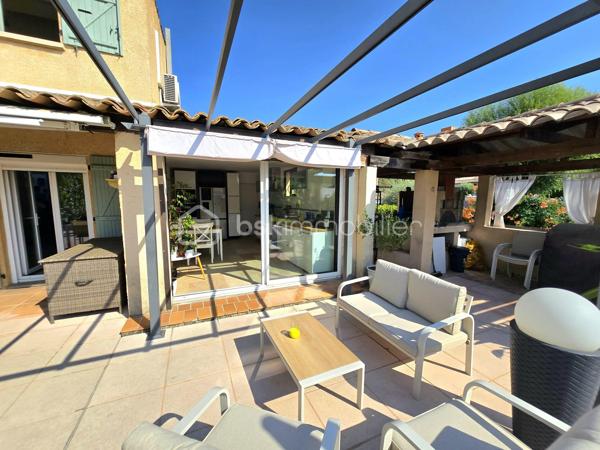 Et si votre prochaine maison était celle où chaque journée avait un petit air de vacances ?

À seulement 5 minutes du village, des écoles, des commerces et de toutes les commodités, découvrez cette charmante maison de 93 m² loi Carrez (108 m² au total), idéale pour une famille, un couple ou comme résidence secondaire sur la Côte d'Azur.

Dès les premiers instants, le charme opère.

Son magnifique jardin d'environ 400 m² a été pensé comme un véritable lieu de vie. Piscine, terrain de pétanque, arbres fruitiers… tout est réuni pour profiter pleinement du climat méditerranéen.

Imaginez-vous savourer un café sur la terrasse, partager un déjeuner entre amis, regarder les enfants jouer dans le jardin ou terminer la journée par une baignade et une partie de pétanque avant une douce soirée d'été.

Une maison pensée pour le confort et la convivialité.

Le rez-de-chaussée s'ouvre sur une belle entrée avec un espace bureau, idéal pour le télétravail ou un coin lecture.

Vous y découvrirez également un WC invités, une chambre de plain-pied avec sa salle d'eau privative, parfaite pour l'espace parents.

Le cœur de la maison est sans conteste son bel espace de vie. Le séjour avec poêle et la grande cuisine entièrement équipée s'ouvrent largement sur la terrasse, le jardin et la piscine, créant une véritable continuité entre intérieur et extérieur. Ici, aux beaux jours, la terrasse devient une pièce de vie à part entière, idéale pour partager un repas en famille, recevoir des amis ou simplement profiter de la douceur du climat méditerranéen.

La cuisine a également été pensée pour le confort du quotidien avec un accès direct au cellier et à une pièce de rangement supplémentaire, des espaces aussi pratiques qu'appréciables.

À l'étage, deux chambres lumineuses se partagent une salle d'eau ainsi qu'un WC indépendant.

Toutes les pièces de la maison sont climatisées, garantissant un confort optimal en toute saison.

Côté performances énergétiques, la maison bénéficie d'un excellent DPE B et d'un GES A, un véritable atout alliant confort, maîtrise des consommations et valorisation patrimoniale.

Les atouts de cette maison

✔ 93 m² habitables (108 m² au total)
✔ Jardin d'environ 400 m²
✔ Piscine
✔ Terrain de pétanque
✔ Arbres fruitiers
✔ Grande terrasse en prolongement du séjour et de la cuisine
✔ 3 chambres, dont une de plain-pied avec salle d'eau
✔ Espace bureau dès l'entrée
✔ Grand séjour avec poêle
✔ Cuisine équipée avec cellier et pièce de rangement
✔ Climatisation dans toutes les pièces
✔ 4 places de stationnement privatives
✔ Maison mitoyenne d'un seul côté préservée de toute nuisance
✔ DPE B – GES A

Son emplacement permet de profiter d'un environnement paisible tout en restant à proximité immédiate des écoles, commerces, restaurants et principaux axes de circulation.

Que vous recherchiez une résidence principale où votre famille pourra s'épanouir, une résidence secondaire pour profiter de la douceur de vivre azuréenne ou un investissement patrimonial dans un secteur recherché, cette maison réunit des prestations rares dans cette catégorie de biens.

Les photos vous donneront un premier aperçu… mais elles ne pourront retranscrire l'atmosphère chaleureuse qui se dégage de cette maison. Une visite vous permettra d'en apprécier tout le charme.

Contactez-moi dès aujourd'hui pour obtenir davantage d'informations ou organiser votre visite. Votre prochain coup de cœur vous attend peut-être ici.