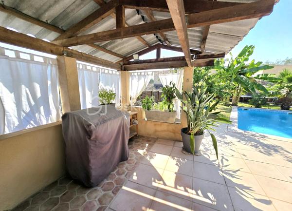 Et si votre prochaine maison était celle où chaque journée avait un petit air de vacances ?

À seulement 5 minutes du village, des écoles, des commerces et de toutes les commodités, découvrez cette charmante maison de 93 m² loi Carrez (108 m² au total), idéale pour une famille, un couple ou comme résidence secondaire sur la Côte d'Azur.

Dès les premiers instants, le charme opère.

Son magnifique jardin d'environ 400 m² a été pensé comme un véritable lieu de vie. Piscine, terrain de pétanque, arbres fruitiers… tout est réuni pour profiter pleinement du climat méditerranéen.

Imaginez-vous savourer un café sur la terrasse, partager un déjeuner entre amis, regarder les enfants jouer dans le jardin ou terminer la journée par une baignade et une partie de pétanque avant une douce soirée d'été.

Une maison pensée pour le confort et la convivialité.

Le rez-de-chaussée s'ouvre sur une belle entrée avec un espace bureau, idéal pour le télétravail ou un coin lecture.

Vous y découvrirez également un WC invités, une chambre de plain-pied avec sa salle d'eau privative, parfaite pour l'espace parents.

Le cœur de la maison est sans conteste son bel espace de vie. Le séjour avec poêle et la grande cuisine entièrement équipée s'ouvrent largement sur la terrasse, le jardin et la piscine, créant une véritable continuité entre intérieur et extérieur. Ici, aux beaux jours, la terrasse devient une pièce de vie à part entière, idéale pour partager un repas en famille, recevoir des amis ou simplement profiter de la douceur du climat méditerranéen.

La cuisine a également été pensée pour le confort du quotidien avec un accès direct au cellier et à une pièce de rangement supplémentaire, des espaces aussi pratiques qu'appréciables.

À l'étage, deux chambres lumineuses se partagent une salle d'eau ainsi qu'un WC indépendant.

Toutes les pièces de la maison sont climatisées, garantissant un confort optimal en toute saison.

Côté performances énergétiques, la maison bénéficie d'un excellent DPE B et d'un GES A, un véritable atout alliant confort, maîtrise des consommations et valorisation patrimoniale.

Les atouts de cette maison

✔ 93 m² habitables (108 m² au total)
✔ Jardin d'environ 400 m²
✔ Piscine
✔ Terrain de pétanque
✔ Arbres fruitiers
✔ Grande terrasse en prolongement du séjour et de la cuisine
✔ 3 chambres, dont une de plain-pied avec salle d'eau
✔ Espace bureau dès l'entrée
✔ Grand séjour avec poêle
✔ Cuisine équipée avec cellier et pièce de rangement
✔ Climatisation dans toutes les pièces
✔ 4 places de stationnement privatives
✔ Maison mitoyenne d'un seul côté préservée de toute nuisance
✔ DPE B – GES A

Son emplacement permet de profiter d'un environnement paisible tout en restant à proximité immédiate des écoles, commerces, restaurants et principaux axes de circulation.

Que vous recherchiez une résidence principale où votre famille pourra s'épanouir, une résidence secondaire pour profiter de la douceur de vivre azuréenne ou un investissement patrimonial dans un secteur recherché, cette maison réunit des prestations rares dans cette catégorie de biens.

Les photos vous donneront un premier aperçu… mais elles ne pourront retranscrire l'atmosphère chaleureuse qui se dégage de cette maison. Une visite vous permettra d'en apprécier tout le charme.

Contactez-moi dès aujourd'hui pour obtenir davantage d'informations ou organiser votre visite. Votre prochain coup de cœur vous attend peut-être ici.