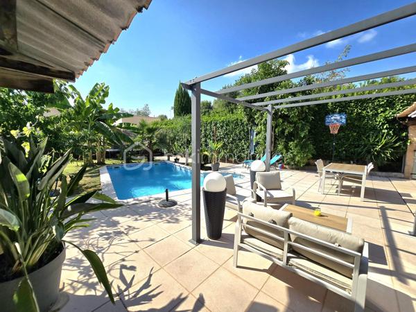Et si votre prochaine maison était celle où chaque journée avait un petit air de vacances ?

À seulement 5 minutes du village, des écoles, des commerces et de toutes les commodités, découvrez cette charmante maison de 93 m² loi Carrez (108 m² au total), idéale pour une famille, un couple ou comme résidence secondaire sur la Côte d'Azur.

Dès les premiers instants, le charme opère.

Son magnifique jardin d'environ 400 m² a été pensé comme un véritable lieu de vie. Piscine, terrain de pétanque, arbres fruitiers… tout est réuni pour profiter pleinement du climat méditerranéen.

Imaginez-vous savourer un café sur la terrasse, partager un déjeuner entre amis, regarder les enfants jouer dans le jardin ou terminer la journée par une baignade et une partie de pétanque avant une douce soirée d'été.

Une maison pensée pour le confort et la convivialité.

Le rez-de-chaussée s'ouvre sur une belle entrée avec un espace bureau, idéal pour le télétravail ou un coin lecture.

Vous y découvrirez également un WC invités, une chambre de plain-pied avec sa salle d'eau privative, parfaite pour l'espace parents.

Le cœur de la maison est sans conteste son bel espace de vie. Le séjour avec poêle et la grande cuisine entièrement équipée s'ouvrent largement sur la terrasse, le jardin et la piscine, créant une véritable continuité entre intérieur et extérieur. Ici, aux beaux jours, la terrasse devient une pièce de vie à part entière, idéale pour partager un repas en famille, recevoir des amis ou simplement profiter de la douceur du climat méditerranéen.

La cuisine a également été pensée pour le confort du quotidien avec un accès direct au cellier et à une pièce de rangement supplémentaire, des espaces aussi pratiques qu'appréciables.

À l'étage, deux chambres lumineuses se partagent une salle d'eau ainsi qu'un WC indépendant.

Toutes les pièces de la maison sont climatisées, garantissant un confort optimal en toute saison.

Côté performances énergétiques, la maison bénéficie d'un excellent DPE B et d'un GES A, un véritable atout alliant confort, maîtrise des consommations et valorisation patrimoniale.

Les atouts de cette maison

✔ 93 m² habitables (108 m² au total)
✔ Jardin d'environ 400 m²
✔ Piscine
✔ Terrain de pétanque
✔ Arbres fruitiers
✔ Grande terrasse en prolongement du séjour et de la cuisine
✔ 3 chambres, dont une de plain-pied avec salle d'eau
✔ Espace bureau dès l'entrée
✔ Grand séjour avec poêle
✔ Cuisine équipée avec cellier et pièce de rangement
✔ Climatisation dans toutes les pièces
✔ 4 places de stationnement privatives
✔ Maison mitoyenne d'un seul côté préservée de toute nuisance
✔ DPE B – GES A

Son emplacement permet de profiter d'un environnement paisible tout en restant à proximité immédiate des écoles, commerces, restaurants et principaux axes de circulation.

Que vous recherchiez une résidence principale où votre famille pourra s'épanouir, une résidence secondaire pour profiter de la douceur de vivre azuréenne ou un investissement patrimonial dans un secteur recherché, cette maison réunit des prestations rares dans cette catégorie de biens.

Les photos vous donneront un premier aperçu… mais elles ne pourront retranscrire l'atmosphère chaleureuse qui se dégage de cette maison. Une visite vous permettra d'en apprécier tout le charme.

Contactez-moi dès aujourd'hui pour obtenir davantage d'informations ou organiser votre visite. Votre prochain coup de cœur vous attend peut-être ici.
