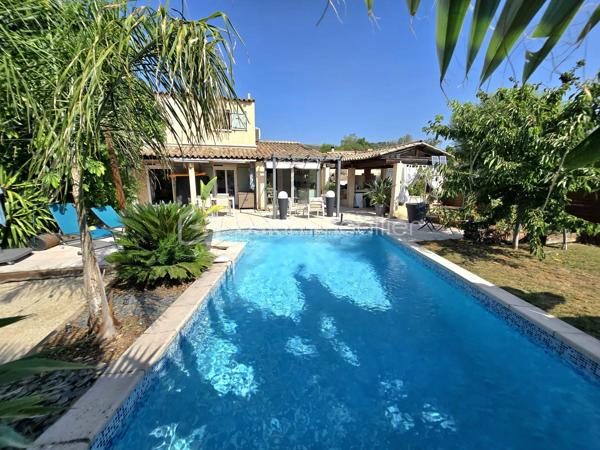 Et si votre prochaine maison était celle où chaque journée avait un petit air de vacances ?

À seulement 5 minutes du village, des écoles, des commerces et de toutes les commodités, découvrez cette charmante maison de 93 m² loi Carrez (108 m² au total), idéale pour une famille, un couple ou comme résidence secondaire sur la Côte d'Azur.

Dès les premiers instants, le charme opère.

Son magnifique jardin d'environ 400 m² a été pensé comme un véritable lieu de vie. Piscine, terrain de pétanque, arbres fruitiers… tout est réuni pour profiter pleinement du climat méditerranéen.

Imaginez-vous savourer un café sur la terrasse, partager un déjeuner entre amis, regarder les enfants jouer dans le jardin ou terminer la journée par une baignade et une partie de pétanque avant une douce soirée d'été.

Une maison pensée pour le confort et la convivialité.

Le rez-de-chaussée s'ouvre sur une belle entrée avec un espace bureau, idéal pour le télétravail ou un coin lecture.

Vous y découvrirez également un WC invités, une chambre de plain-pied avec sa salle d'eau privative, parfaite pour l'espace parents.

Le cœur de la maison est sans conteste son bel espace de vie. Le séjour avec poêle et la grande cuisine entièrement équipée s'ouvrent largement sur la terrasse, le jardin et la piscine, créant une véritable continuité entre intérieur et extérieur. Ici, aux beaux jours, la terrasse devient une pièce de vie à part entière, idéale pour partager un repas en famille, recevoir des amis ou simplement profiter de la douceur du climat méditerranéen.

La cuisine a également été pensée pour le confort du quotidien avec un accès direct au cellier et à une pièce de rangement supplémentaire, des espaces aussi pratiques qu'appréciables.

À l'étage, deux chambres lumineuses se partagent une salle d'eau ainsi qu'un WC indépendant.

Toutes les pièces de la maison sont climatisées, garantissant un confort optimal en toute saison.

Côté performances énergétiques, la maison bénéficie d'un excellent DPE B et d'un GES A, un véritable atout alliant confort, maîtrise des consommations et valorisation patrimoniale.

Les atouts de cette maison

✔ 93 m² habitables (108 m² au total)
✔ Jardin d'environ 400 m²
✔ Piscine
✔ Terrain de pétanque
✔ Arbres fruitiers
✔ Grande terrasse en prolongement du séjour et de la cuisine
✔ 3 chambres, dont une de plain-pied avec salle d'eau
✔ Espace bureau dès l'entrée
✔ Grand séjour avec poêle
✔ Cuisine équipée avec cellier et pièce de rangement
✔ Climatisation dans toutes les pièces
✔ 4 places de stationnement privatives
✔ Maison mitoyenne d'un seul côté préservée de toute nuisance
✔ DPE B – GES A

Son emplacement permet de profiter d'un environnement paisible tout en restant à proximité immédiate des écoles, commerces, restaurants et principaux axes de circulation.

Que vous recherchiez une résidence principale où votre famille pourra s'épanouir, une résidence secondaire pour profiter de la douceur de vivre azuréenne ou un investissement patrimonial dans un secteur recherché, cette maison réunit des prestations rares dans cette catégorie de biens.

Les photos vous donneront un premier aperçu… mais elles ne pourront retranscrire l'atmosphère chaleureuse qui se dégage de cette maison. Une visite vous permettra d'en apprécier tout le charme.

Contactez-moi dès aujourd'hui pour obtenir davantage d'informations ou organiser votre visite. Votre prochain coup de cœur vous attend peut-être ici.
