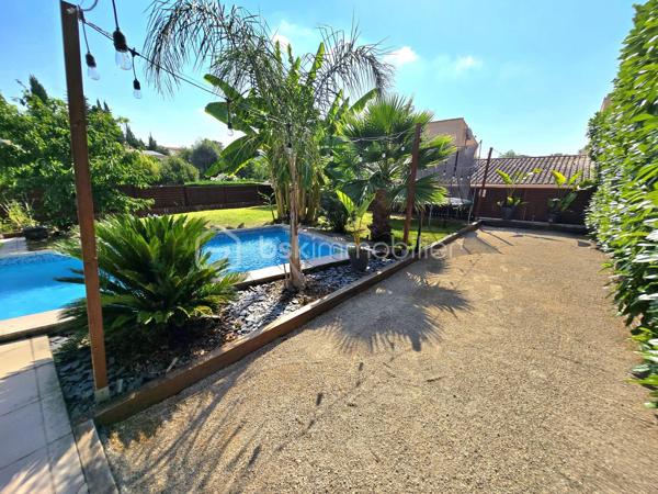 Et si votre prochaine maison était celle où chaque journée avait un petit air de vacances ?

À seulement 5 minutes du village, des écoles, des commerces et de toutes les commodités, découvrez cette charmante maison de 93 m² loi Carrez (108 m² au total), idéale pour une famille, un couple ou comme résidence secondaire sur la Côte d'Azur.

Dès les premiers instants, le charme opère.

Son magnifique jardin d'environ 400 m² a été pensé comme un véritable lieu de vie. Piscine, terrain de pétanque, arbres fruitiers… tout est réuni pour profiter pleinement du climat méditerranéen.

Imaginez-vous savourer un café sur la terrasse, partager un déjeuner entre amis, regarder les enfants jouer dans le jardin ou terminer la journée par une baignade et une partie de pétanque avant une douce soirée d'été.

Une maison pensée pour le confort et la convivialité.

Le rez-de-chaussée s'ouvre sur une belle entrée avec un espace bureau, idéal pour le télétravail ou un coin lecture.

Vous y découvrirez également un WC invités, une chambre de plain-pied avec sa salle d'eau privative, parfaite pour l'espace parents.

Le cœur de la maison est sans conteste son bel espace de vie. Le séjour avec poêle et la grande cuisine entièrement équipée s'ouvrent largement sur la terrasse, le jardin et la piscine, créant une véritable continuité entre intérieur et extérieur. Ici, aux beaux jours, la terrasse devient une pièce de vie à part entière, idéale pour partager un repas en famille, recevoir des amis ou simplement profiter de la douceur du climat méditerranéen.

La cuisine a également été pensée pour le confort du quotidien avec un accès direct au cellier et à une pièce de rangement supplémentaire, des espaces aussi pratiques qu'appréciables.

À l'étage, deux chambres lumineuses se partagent une salle d'eau ainsi qu'un WC indépendant.

Toutes les pièces de la maison sont climatisées, garantissant un confort optimal en toute saison.

Côté performances énergétiques, la maison bénéficie d'un excellent DPE B et d'un GES A, un véritable atout alliant confort, maîtrise des consommations et valorisation patrimoniale.

Les atouts de cette maison

✔ 93 m² habitables (108 m² au total)
✔ Jardin d'environ 400 m²
✔ Piscine
✔ Terrain de pétanque
✔ Arbres fruitiers
✔ Grande terrasse en prolongement du séjour et de la cuisine
✔ 3 chambres, dont une de plain-pied avec salle d'eau
✔ Espace bureau dès l'entrée
✔ Grand séjour avec poêle
✔ Cuisine équipée avec cellier et pièce de rangement
✔ Climatisation dans toutes les pièces
✔ 4 places de stationnement privatives
✔ Maison mitoyenne d'un seul côté préservée de toute nuisance
✔ DPE B – GES A

Son emplacement permet de profiter d'un environnement paisible tout en restant à proximité immédiate des écoles, commerces, restaurants et principaux axes de circulation.

Que vous recherchiez une résidence principale où votre famille pourra s'épanouir, une résidence secondaire pour profiter de la douceur de vivre azuréenne ou un investissement patrimonial dans un secteur recherché, cette maison réunit des prestations rares dans cette catégorie de biens.

Les photos vous donneront un premier aperçu… mais elles ne pourront retranscrire l'atmosphère chaleureuse qui se dégage de cette maison. Une visite vous permettra d'en apprécier tout le charme.

Contactez-moi dès aujourd'hui pour obtenir davantage d'informations ou organiser votre visite. Votre prochain coup de cœur vous attend peut-être ici.