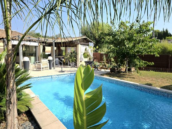 Et si votre prochaine maison était celle où chaque journée avait un petit air de vacances ?

À seulement 5 minutes du village, des écoles, des commerces et de toutes les commodités, découvrez cette charmante maison de 93 m² loi Carrez (108 m² au total), idéale pour une famille, un couple ou comme résidence secondaire sur la Côte d'Azur.

Dès les premiers instants, le charme opère.

Son magnifique jardin d'environ 400 m² a été pensé comme un véritable lieu de vie. Piscine, terrain de pétanque, arbres fruitiers… tout est réuni pour profiter pleinement du climat méditerranéen.

Imaginez-vous savourer un café sur la terrasse, partager un déjeuner entre amis, regarder les enfants jouer dans le jardin ou terminer la journée par une baignade et une partie de pétanque avant une douce soirée d'été.

Une maison pensée pour le confort et la convivialité.

Le rez-de-chaussée s'ouvre sur une belle entrée avec un espace bureau, idéal pour le télétravail ou un coin lecture.

Vous y découvrirez également un WC invités, une chambre de plain-pied avec sa salle d'eau privative, parfaite pour l'espace parents.

Le cœur de la maison est sans conteste son bel espace de vie. Le séjour avec poêle et la grande cuisine entièrement équipée s'ouvrent largement sur la terrasse, le jardin et la piscine, créant une véritable continuité entre intérieur et extérieur. Ici, aux beaux jours, la terrasse devient une pièce de vie à part entière, idéale pour partager un repas en famille, recevoir des amis ou simplement profiter de la douceur du climat méditerranéen.

La cuisine a également été pensée pour le confort du quotidien avec un accès direct au cellier et à une pièce de rangement supplémentaire, des espaces aussi pratiques qu'appréciables.

À l'étage, deux chambres lumineuses se partagent une salle d'eau ainsi qu'un WC indépendant.

Toutes les pièces de la maison sont climatisées, garantissant un confort optimal en toute saison.

Côté performances énergétiques, la maison bénéficie d'un excellent DPE B et d'un GES A, un véritable atout alliant confort, maîtrise des consommations et valorisation patrimoniale.

Les atouts de cette maison

✔ 93 m² habitables (108 m² au total)
✔ Jardin d'environ 400 m²
✔ Piscine
✔ Terrain de pétanque
✔ Arbres fruitiers
✔ Grande terrasse en prolongement du séjour et de la cuisine
✔ 3 chambres, dont une de plain-pied avec salle d'eau
✔ Espace bureau dès l'entrée
✔ Grand séjour avec poêle
✔ Cuisine équipée avec cellier et pièce de rangement
✔ Climatisation dans toutes les pièces
✔ 4 places de stationnement privatives
✔ Maison mitoyenne d'un seul côté préservée de toute nuisance
✔ DPE B – GES A

Son emplacement permet de profiter d'un environnement paisible tout en restant à proximité immédiate des écoles, commerces, restaurants et principaux axes de circulation.

Que vous recherchiez une résidence principale où votre famille pourra s'épanouir, une résidence secondaire pour profiter de la douceur de vivre azuréenne ou un investissement patrimonial dans un secteur recherché, cette maison réunit des prestations rares dans cette catégorie de biens.

Les photos vous donneront un premier aperçu… mais elles ne pourront retranscrire l'atmosphère chaleureuse qui se dégage de cette maison. Une visite vous permettra d'en apprécier tout le charme.

Contactez-moi dès aujourd'hui pour obtenir davantage d'informations ou organiser votre visite. Votre prochain coup de cœur vous attend peut-être ici.