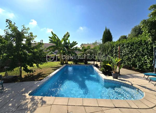 Et si votre prochaine maison était celle où chaque journée avait un petit air de vacances ?

À seulement 5 minutes du village, des écoles, des commerces et de toutes les commodités, découvrez cette charmante maison de 93 m² loi Carrez (108 m² au total), idéale pour une famille, un couple ou comme résidence secondaire sur la Côte d'Azur.

Dès les premiers instants, le charme opère.

Son magnifique jardin d'environ 400 m² a été pensé comme un véritable lieu de vie. Piscine, terrain de pétanque, arbres fruitiers… tout est réuni pour profiter pleinement du climat méditerranéen.

Imaginez-vous savourer un café sur la terrasse, partager un déjeuner entre amis, regarder les enfants jouer dans le jardin ou terminer la journée par une baignade et une partie de pétanque avant une douce soirée d'été.

Une maison pensée pour le confort et la convivialité.

Le rez-de-chaussée s'ouvre sur une belle entrée avec un espace bureau, idéal pour le télétravail ou un coin lecture.

Vous y découvrirez également un WC invités, une chambre de plain-pied avec sa salle d'eau privative, parfaite pour l'espace parents.

Le cœur de la maison est sans conteste son bel espace de vie. Le séjour avec poêle et la grande cuisine entièrement équipée s'ouvrent largement sur la terrasse, le jardin et la piscine, créant une véritable continuité entre intérieur et extérieur. Ici, aux beaux jours, la terrasse devient une pièce de vie à part entière, idéale pour partager un repas en famille, recevoir des amis ou simplement profiter de la douceur du climat méditerranéen.

La cuisine a également été pensée pour le confort du quotidien avec un accès direct au cellier et à une pièce de rangement supplémentaire, des espaces aussi pratiques qu'appréciables.

À l'étage, deux chambres lumineuses se partagent une salle d'eau ainsi qu'un WC indépendant.

Toutes les pièces de la maison sont climatisées, garantissant un confort optimal en toute saison.

Côté performances énergétiques, la maison bénéficie d'un excellent DPE B et d'un GES A, un véritable atout alliant confort, maîtrise des consommations et valorisation patrimoniale.

Les atouts de cette maison

✔ 93 m² habitables (108 m² au total)
✔ Jardin d'environ 400 m²
✔ Piscine
✔ Terrain de pétanque
✔ Arbres fruitiers
✔ Grande terrasse en prolongement du séjour et de la cuisine
✔ 3 chambres, dont une de plain-pied avec salle d'eau
✔ Espace bureau dès l'entrée
✔ Grand séjour avec poêle
✔ Cuisine équipée avec cellier et pièce de rangement
✔ Climatisation dans toutes les pièces
✔ 4 places de stationnement privatives
✔ Maison mitoyenne d'un seul côté préservée de toute nuisance
✔ DPE B – GES A

Son emplacement permet de profiter d'un environnement paisible tout en restant à proximité immédiate des écoles, commerces, restaurants et principaux axes de circulation.

Que vous recherchiez une résidence principale où votre famille pourra s'épanouir, une résidence secondaire pour profiter de la douceur de vivre azuréenne ou un investissement patrimonial dans un secteur recherché, cette maison réunit des prestations rares dans cette catégorie de biens.

Les photos vous donneront un premier aperçu… mais elles ne pourront retranscrire l'atmosphère chaleureuse qui se dégage de cette maison. Une visite vous permettra d'en apprécier tout le charme.

Contactez-moi dès aujourd'hui pour obtenir davantage d'informations ou organiser votre visite. Votre prochain coup de cœur vous attend peut-être ici.