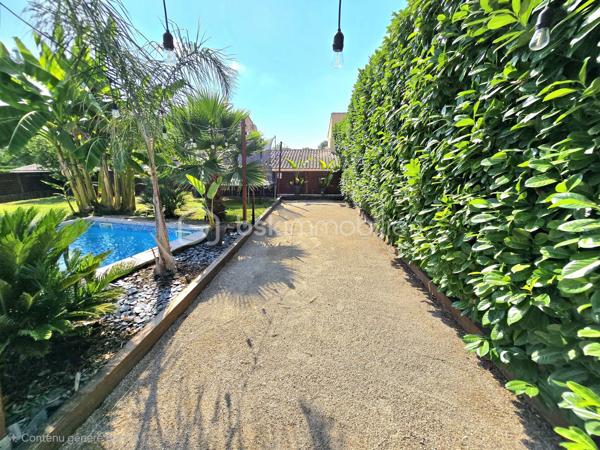 Et si votre prochaine maison était celle où chaque journée avait un petit air de vacances ?

À seulement 5 minutes du village, des écoles, des commerces et de toutes les commodités, découvrez cette charmante maison de 93 m² loi Carrez (108 m² au total), idéale pour une famille, un couple ou comme résidence secondaire sur la Côte d'Azur.

Dès les premiers instants, le charme opère.

Son magnifique jardin d'environ 400 m² a été pensé comme un véritable lieu de vie. Piscine, terrain de pétanque, arbres fruitiers… tout est réuni pour profiter pleinement du climat méditerranéen.

Imaginez-vous savourer un café sur la terrasse, partager un déjeuner entre amis, regarder les enfants jouer dans le jardin ou terminer la journée par une baignade et une partie de pétanque avant une douce soirée d'été.

Une maison pensée pour le confort et la convivialité.

Le rez-de-chaussée s'ouvre sur une belle entrée avec un espace bureau, idéal pour le télétravail ou un coin lecture.

Vous y découvrirez également un WC invités, une chambre de plain-pied avec sa salle d'eau privative, parfaite pour l'espace parents.

Le cœur de la maison est sans conteste son bel espace de vie. Le séjour avec poêle et la grande cuisine entièrement équipée s'ouvrent largement sur la terrasse, le jardin et la piscine, créant une véritable continuité entre intérieur et extérieur. Ici, aux beaux jours, la terrasse devient une pièce de vie à part entière, idéale pour partager un repas en famille, recevoir des amis ou simplement profiter de la douceur du climat méditerranéen.

La cuisine a également été pensée pour le confort du quotidien avec un accès direct au cellier et à une pièce de rangement supplémentaire, des espaces aussi pratiques qu'appréciables.

À l'étage, deux chambres lumineuses se partagent une salle d'eau ainsi qu'un WC indépendant.

Toutes les pièces de la maison sont climatisées, garantissant un confort optimal en toute saison.

Côté performances énergétiques, la maison bénéficie d'un excellent DPE B et d'un GES A, un véritable atout alliant confort, maîtrise des consommations et valorisation patrimoniale.

Les atouts de cette maison

✔ 93 m² habitables (108 m² au total)
✔ Jardin d'environ 400 m²
✔ Piscine
✔ Terrain de pétanque
✔ Arbres fruitiers
✔ Grande terrasse en prolongement du séjour et de la cuisine
✔ 3 chambres, dont une de plain-pied avec salle d'eau
✔ Espace bureau dès l'entrée
✔ Grand séjour avec poêle
✔ Cuisine équipée avec cellier et pièce de rangement
✔ Climatisation dans toutes les pièces
✔ 4 places de stationnement privatives
✔ Maison mitoyenne d'un seul côté préservée de toute nuisance
✔ DPE B – GES A

Son emplacement permet de profiter d'un environnement paisible tout en restant à proximité immédiate des écoles, commerces, restaurants et principaux axes de circulation.

Que vous recherchiez une résidence principale où votre famille pourra s'épanouir, une résidence secondaire pour profiter de la douceur de vivre azuréenne ou un investissement patrimonial dans un secteur recherché, cette maison réunit des prestations rares dans cette catégorie de biens.

Les photos vous donneront un premier aperçu… mais elles ne pourront retranscrire l'atmosphère chaleureuse qui se dégage de cette maison. Une visite vous permettra d'en apprécier tout le charme.

Contactez-moi dès aujourd'hui pour obtenir davantage d'informations ou organiser votre visite. Votre prochain coup de cœur vous attend peut-être ici.