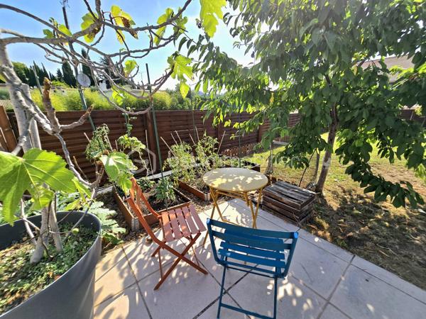 Et si votre prochaine maison était celle où chaque journée avait un petit air de vacances ?

À seulement 5 minutes du village, des écoles, des commerces et de toutes les commodités, découvrez cette charmante maison de 93 m² loi Carrez (108 m² au total), idéale pour une famille, un couple ou comme résidence secondaire sur la Côte d'Azur.

Dès les premiers instants, le charme opère.

Son magnifique jardin d'environ 400 m² a été pensé comme un véritable lieu de vie. Piscine, terrain de pétanque, arbres fruitiers… tout est réuni pour profiter pleinement du climat méditerranéen.

Imaginez-vous savourer un café sur la terrasse, partager un déjeuner entre amis, regarder les enfants jouer dans le jardin ou terminer la journée par une baignade et une partie de pétanque avant une douce soirée d'été.

Une maison pensée pour le confort et la convivialité.

Le rez-de-chaussée s'ouvre sur une belle entrée avec un espace bureau, idéal pour le télétravail ou un coin lecture.

Vous y découvrirez également un WC invités, une chambre de plain-pied avec sa salle d'eau privative, parfaite pour l'espace parents.

Le cœur de la maison est sans conteste son bel espace de vie. Le séjour avec poêle et la grande cuisine entièrement équipée s'ouvrent largement sur la terrasse, le jardin et la piscine, créant une véritable continuité entre intérieur et extérieur. Ici, aux beaux jours, la terrasse devient une pièce de vie à part entière, idéale pour partager un repas en famille, recevoir des amis ou simplement profiter de la douceur du climat méditerranéen.

La cuisine a également été pensée pour le confort du quotidien avec un accès direct au cellier et à une pièce de rangement supplémentaire, des espaces aussi pratiques qu'appréciables.

À l'étage, deux chambres lumineuses se partagent une salle d'eau ainsi qu'un WC indépendant.

Toutes les pièces de la maison sont climatisées, garantissant un confort optimal en toute saison.

Côté performances énergétiques, la maison bénéficie d'un excellent DPE B et d'un GES A, un véritable atout alliant confort, maîtrise des consommations et valorisation patrimoniale.

Les atouts de cette maison

✔ 93 m² habitables (108 m² au total)
✔ Jardin d'environ 400 m²
✔ Piscine
✔ Terrain de pétanque
✔ Arbres fruitiers
✔ Grande terrasse en prolongement du séjour et de la cuisine
✔ 3 chambres, dont une de plain-pied avec salle d'eau
✔ Espace bureau dès l'entrée
✔ Grand séjour avec poêle
✔ Cuisine équipée avec cellier et pièce de rangement
✔ Climatisation dans toutes les pièces
✔ 4 places de stationnement privatives
✔ Maison mitoyenne d'un seul côté préservée de toute nuisance
✔ DPE B – GES A

Son emplacement permet de profiter d'un environnement paisible tout en restant à proximité immédiate des écoles, commerces, restaurants et principaux axes de circulation.

Que vous recherchiez une résidence principale où votre famille pourra s'épanouir, une résidence secondaire pour profiter de la douceur de vivre azuréenne ou un investissement patrimonial dans un secteur recherché, cette maison réunit des prestations rares dans cette catégorie de biens.

Les photos vous donneront un premier aperçu… mais elles ne pourront retranscrire l'atmosphère chaleureuse qui se dégage de cette maison. Une visite vous permettra d'en apprécier tout le charme.

Contactez-moi dès aujourd'hui pour obtenir davantage d'informations ou organiser votre visite. Votre prochain coup de cœur vous attend peut-être ici.