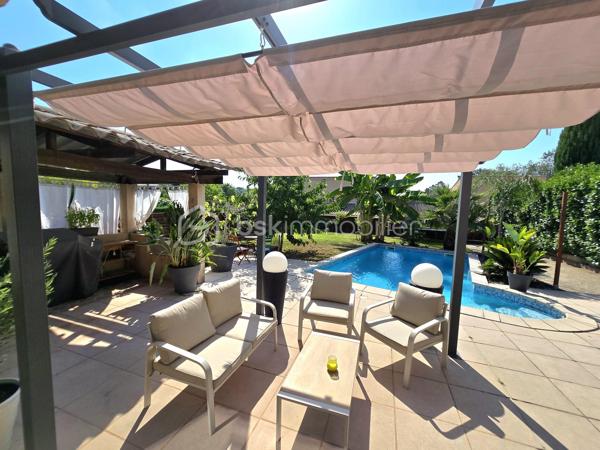 Et si votre prochaine maison était celle où chaque journée avait un petit air de vacances ?

À seulement 5 minutes du village, des écoles, des commerces et de toutes les commodités, découvrez cette charmante maison de 93 m² loi Carrez (108 m² au total), idéale pour une famille, un couple ou comme résidence secondaire sur la Côte d'Azur.

Dès les premiers instants, le charme opère.

Son magnifique jardin d'environ 400 m² a été pensé comme un véritable lieu de vie. Piscine, terrain de pétanque, arbres fruitiers… tout est réuni pour profiter pleinement du climat méditerranéen.

Imaginez-vous savourer un café sur la terrasse, partager un déjeuner entre amis, regarder les enfants jouer dans le jardin ou terminer la journée par une baignade et une partie de pétanque avant une douce soirée d'été.

Une maison pensée pour le confort et la convivialité.

Le rez-de-chaussée s'ouvre sur une belle entrée avec un espace bureau, idéal pour le télétravail ou un coin lecture.

Vous y découvrirez également un WC invités, une chambre de plain-pied avec sa salle d'eau privative, parfaite pour l'espace parents.

Le cœur de la maison est sans conteste son bel espace de vie. Le séjour avec poêle et la grande cuisine entièrement équipée s'ouvrent largement sur la terrasse, le jardin et la piscine, créant une véritable continuité entre intérieur et extérieur. Ici, aux beaux jours, la terrasse devient une pièce de vie à part entière, idéale pour partager un repas en famille, recevoir des amis ou simplement profiter de la douceur du climat méditerranéen.

La cuisine a également été pensée pour le confort du quotidien avec un accès direct au cellier et à une pièce de rangement supplémentaire, des espaces aussi pratiques qu'appréciables.

À l'étage, deux chambres lumineuses se partagent une salle d'eau ainsi qu'un WC indépendant.

Toutes les pièces de la maison sont climatisées, garantissant un confort optimal en toute saison.

Côté performances énergétiques, la maison bénéficie d'un excellent DPE B et d'un GES A, un véritable atout alliant confort, maîtrise des consommations et valorisation patrimoniale.

Les atouts de cette maison

✔ 93 m² habitables (108 m² au total)
✔ Jardin d'environ 400 m²
✔ Piscine
✔ Terrain de pétanque
✔ Arbres fruitiers
✔ Grande terrasse en prolongement du séjour et de la cuisine
✔ 3 chambres, dont une de plain-pied avec salle d'eau
✔ Espace bureau dès l'entrée
✔ Grand séjour avec poêle
✔ Cuisine équipée avec cellier et pièce de rangement
✔ Climatisation dans toutes les pièces
✔ 4 places de stationnement privatives
✔ Maison mitoyenne d'un seul côté préservée de toute nuisance
✔ DPE B – GES A

Son emplacement permet de profiter d'un environnement paisible tout en restant à proximité immédiate des écoles, commerces, restaurants et principaux axes de circulation.

Que vous recherchiez une résidence principale où votre famille pourra s'épanouir, une résidence secondaire pour profiter de la douceur de vivre azuréenne ou un investissement patrimonial dans un secteur recherché, cette maison réunit des prestations rares dans cette catégorie de biens.

Les photos vous donneront un premier aperçu… mais elles ne pourront retranscrire l'atmosphère chaleureuse qui se dégage de cette maison. Une visite vous permettra d'en apprécier tout le charme.

Contactez-moi dès aujourd'hui pour obtenir davantage d'informations ou organiser votre visite. Votre prochain coup de cœur vous attend peut-être ici.