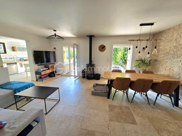 Et si votre prochaine maison était celle où chaque journée avait un petit air de vacances ?

À seulement 5 minutes du village, des écoles, des commerces et de toutes les commodités, découvrez cette charmante maison de 93 m² loi Carrez (108 m² au total), idéale pour une famille, un couple ou comme résidence secondaire sur la Côte d'Azur.

Dès les premiers instants, le charme opère.

Son magnifique jardin d'environ 400 m² a été pensé comme un véritable lieu de vie. Piscine, terrain de pétanque, arbres fruitiers… tout est réuni pour profiter pleinement du climat méditerranéen.

Imaginez-vous savourer un café sur la terrasse, partager un déjeuner entre amis, regarder les enfants jouer dans le jardin ou terminer la journée par une baignade et une partie de pétanque avant une douce soirée d'été.

Une maison pensée pour le confort et la convivialité.

Le rez-de-chaussée s'ouvre sur une belle entrée avec un espace bureau, idéal pour le télétravail ou un coin lecture.

Vous y découvrirez également un WC invités, une chambre de plain-pied avec sa salle d'eau privative, parfaite pour l'espace parents.

Le cœur de la maison est sans conteste son bel espace de vie. Le séjour avec poêle et la grande cuisine entièrement équipée s'ouvrent largement sur la terrasse, le jardin et la piscine, créant une véritable continuité entre intérieur et extérieur. Ici, aux beaux jours, la terrasse devient une pièce de vie à part entière, idéale pour partager un repas en famille, recevoir des amis ou simplement profiter de la douceur du climat méditerranéen.

La cuisine a également été pensée pour le confort du quotidien avec un accès direct au cellier et à une pièce de rangement supplémentaire, des espaces aussi pratiques qu'appréciables.

À l'étage, deux chambres lumineuses se partagent une salle d'eau ainsi qu'un WC indépendant.

Toutes les pièces de la maison sont climatisées, garantissant un confort optimal en toute saison.

Côté performances énergétiques, la maison bénéficie d'un excellent DPE B et d'un GES A, un véritable atout alliant confort, maîtrise des consommations et valorisation patrimoniale.

Les atouts de cette maison

✔ 93 m² habitables (108 m² au total)
✔ Jardin d'environ 400 m²
✔ Piscine
✔ Terrain de pétanque
✔ Arbres fruitiers
✔ Grande terrasse en prolongement du séjour et de la cuisine
✔ 3 chambres, dont une de plain-pied avec salle d'eau
✔ Espace bureau dès l'entrée
✔ Grand séjour avec poêle
✔ Cuisine équipée avec cellier et pièce de rangement
✔ Climatisation dans toutes les pièces
✔ 4 places de stationnement privatives
✔ Maison mitoyenne d'un seul côté préservée de toute nuisance
✔ DPE B – GES A

Son emplacement permet de profiter d'un environnement paisible tout en restant à proximité immédiate des écoles, commerces, restaurants et principaux axes de circulation.

Que vous recherchiez une résidence principale où votre famille pourra s'épanouir, une résidence secondaire pour profiter de la douceur de vivre azuréenne ou un investissement patrimonial dans un secteur recherché, cette maison réunit des prestations rares dans cette catégorie de biens.

Les photos vous donneront un premier aperçu… mais elles ne pourront retranscrire l'atmosphère chaleureuse qui se dégage de cette maison. Une visite vous permettra d'en apprécier tout le charme.

Contactez-moi dès aujourd'hui pour obtenir davantage d'informations ou organiser votre visite. Votre prochain coup de cœur vous attend peut-être ici.