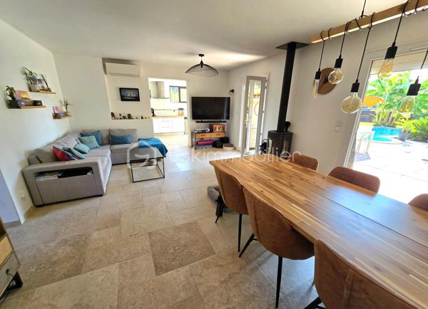 Et si votre prochaine maison était celle où chaque journée avait un petit air de vacances ?

À seulement 5 minutes du village, des écoles, des commerces et de toutes les commodités, découvrez cette charmante maison de 93 m² loi Carrez (108 m² au total), idéale pour une famille, un couple ou comme résidence secondaire sur la Côte d'Azur.

Dès les premiers instants, le charme opère.

Son magnifique jardin d'environ 400 m² a été pensé comme un véritable lieu de vie. Piscine, terrain de pétanque, arbres fruitiers… tout est réuni pour profiter pleinement du climat méditerranéen.

Imaginez-vous savourer un café sur la terrasse, partager un déjeuner entre amis, regarder les enfants jouer dans le jardin ou terminer la journée par une baignade et une partie de pétanque avant une douce soirée d'été.

Une maison pensée pour le confort et la convivialité.

Le rez-de-chaussée s'ouvre sur une belle entrée avec un espace bureau, idéal pour le télétravail ou un coin lecture.

Vous y découvrirez également un WC invités, une chambre de plain-pied avec sa salle d'eau privative, parfaite pour l'espace parents.

Le cœur de la maison est sans conteste son bel espace de vie. Le séjour avec poêle et la grande cuisine entièrement équipée s'ouvrent largement sur la terrasse, le jardin et la piscine, créant une véritable continuité entre intérieur et extérieur. Ici, aux beaux jours, la terrasse devient une pièce de vie à part entière, idéale pour partager un repas en famille, recevoir des amis ou simplement profiter de la douceur du climat méditerranéen.

La cuisine a également été pensée pour le confort du quotidien avec un accès direct au cellier et à une pièce de rangement supplémentaire, des espaces aussi pratiques qu'appréciables.

À l'étage, deux chambres lumineuses se partagent une salle d'eau ainsi qu'un WC indépendant.

Toutes les pièces de la maison sont climatisées, garantissant un confort optimal en toute saison.

Côté performances énergétiques, la maison bénéficie d'un excellent DPE B et d'un GES A, un véritable atout alliant confort, maîtrise des consommations et valorisation patrimoniale.

Les atouts de cette maison

✔ 93 m² habitables (108 m² au total)
✔ Jardin d'environ 400 m²
✔ Piscine
✔ Terrain de pétanque
✔ Arbres fruitiers
✔ Grande terrasse en prolongement du séjour et de la cuisine
✔ 3 chambres, dont une de plain-pied avec salle d'eau
✔ Espace bureau dès l'entrée
✔ Grand séjour avec poêle
✔ Cuisine équipée avec cellier et pièce de rangement
✔ Climatisation dans toutes les pièces
✔ 4 places de stationnement privatives
✔ Maison mitoyenne d'un seul côté préservée de toute nuisance
✔ DPE B – GES A

Son emplacement permet de profiter d'un environnement paisible tout en restant à proximité immédiate des écoles, commerces, restaurants et principaux axes de circulation.

Que vous recherchiez une résidence principale où votre famille pourra s'épanouir, une résidence secondaire pour profiter de la douceur de vivre azuréenne ou un investissement patrimonial dans un secteur recherché, cette maison réunit des prestations rares dans cette catégorie de biens.

Les photos vous donneront un premier aperçu… mais elles ne pourront retranscrire l'atmosphère chaleureuse qui se dégage de cette maison. Une visite vous permettra d'en apprécier tout le charme.

Contactez-moi dès aujourd'hui pour obtenir davantage d'informations ou organiser votre visite. Votre prochain coup de cœur vous attend peut-être ici.