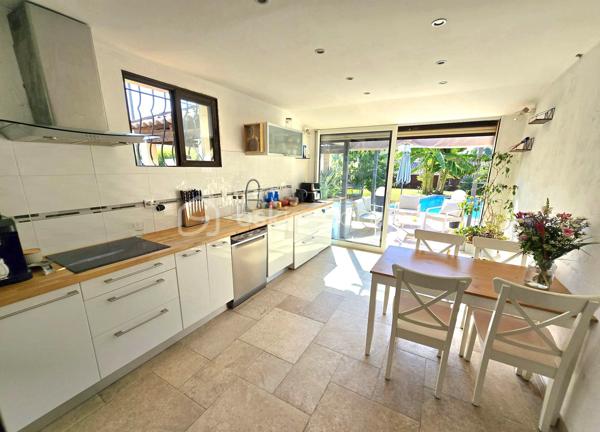 Et si votre prochaine maison était celle où chaque journée avait un petit air de vacances ?

À seulement 5 minutes du village, des écoles, des commerces et de toutes les commodités, découvrez cette charmante maison de 93 m² loi Carrez (108 m² au total), idéale pour une famille, un couple ou comme résidence secondaire sur la Côte d'Azur.

Dès les premiers instants, le charme opère.

Son magnifique jardin d'environ 400 m² a été pensé comme un véritable lieu de vie. Piscine, terrain de pétanque, arbres fruitiers… tout est réuni pour profiter pleinement du climat méditerranéen.

Imaginez-vous savourer un café sur la terrasse, partager un déjeuner entre amis, regarder les enfants jouer dans le jardin ou terminer la journée par une baignade et une partie de pétanque avant une douce soirée d'été.

Une maison pensée pour le confort et la convivialité.

Le rez-de-chaussée s'ouvre sur une belle entrée avec un espace bureau, idéal pour le télétravail ou un coin lecture.

Vous y découvrirez également un WC invités, une chambre de plain-pied avec sa salle d'eau privative, parfaite pour l'espace parents.

Le cœur de la maison est sans conteste son bel espace de vie. Le séjour avec poêle et la grande cuisine entièrement équipée s'ouvrent largement sur la terrasse, le jardin et la piscine, créant une véritable continuité entre intérieur et extérieur. Ici, aux beaux jours, la terrasse devient une pièce de vie à part entière, idéale pour partager un repas en famille, recevoir des amis ou simplement profiter de la douceur du climat méditerranéen.

La cuisine a également été pensée pour le confort du quotidien avec un accès direct au cellier et à une pièce de rangement supplémentaire, des espaces aussi pratiques qu'appréciables.

À l'étage, deux chambres lumineuses se partagent une salle d'eau ainsi qu'un WC indépendant.

Toutes les pièces de la maison sont climatisées, garantissant un confort optimal en toute saison.

Côté performances énergétiques, la maison bénéficie d'un excellent DPE B et d'un GES A, un véritable atout alliant confort, maîtrise des consommations et valorisation patrimoniale.

Les atouts de cette maison

✔ 93 m² habitables (108 m² au total)
✔ Jardin d'environ 400 m²
✔ Piscine
✔ Terrain de pétanque
✔ Arbres fruitiers
✔ Grande terrasse en prolongement du séjour et de la cuisine
✔ 3 chambres, dont une de plain-pied avec salle d'eau
✔ Espace bureau dès l'entrée
✔ Grand séjour avec poêle
✔ Cuisine équipée avec cellier et pièce de rangement
✔ Climatisation dans toutes les pièces
✔ 4 places de stationnement privatives
✔ Maison mitoyenne d'un seul côté préservée de toute nuisance
✔ DPE B – GES A

Son emplacement permet de profiter d'un environnement paisible tout en restant à proximité immédiate des écoles, commerces, restaurants et principaux axes de circulation.

Que vous recherchiez une résidence principale où votre famille pourra s'épanouir, une résidence secondaire pour profiter de la douceur de vivre azuréenne ou un investissement patrimonial dans un secteur recherché, cette maison réunit des prestations rares dans cette catégorie de biens.

Les photos vous donneront un premier aperçu… mais elles ne pourront retranscrire l'atmosphère chaleureuse qui se dégage de cette maison. Une visite vous permettra d'en apprécier tout le charme.

Contactez-moi dès aujourd'hui pour obtenir davantage d'informations ou organiser votre visite. Votre prochain coup de cœur vous attend peut-être ici.