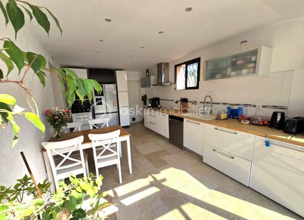 Et si votre prochaine maison était celle où chaque journée avait un petit air de vacances ?

À seulement 5 minutes du village, des écoles, des commerces et de toutes les commodités, découvrez cette charmante maison de 93 m² loi Carrez (108 m² au total), idéale pour une famille, un couple ou comme résidence secondaire sur la Côte d'Azur.

Dès les premiers instants, le charme opère.

Son magnifique jardin d'environ 400 m² a été pensé comme un véritable lieu de vie. Piscine, terrain de pétanque, arbres fruitiers… tout est réuni pour profiter pleinement du climat méditerranéen.

Imaginez-vous savourer un café sur la terrasse, partager un déjeuner entre amis, regarder les enfants jouer dans le jardin ou terminer la journée par une baignade et une partie de pétanque avant une douce soirée d'été.

Une maison pensée pour le confort et la convivialité.

Le rez-de-chaussée s'ouvre sur une belle entrée avec un espace bureau, idéal pour le télétravail ou un coin lecture.

Vous y découvrirez également un WC invités, une chambre de plain-pied avec sa salle d'eau privative, parfaite pour l'espace parents.

Le cœur de la maison est sans conteste son bel espace de vie. Le séjour avec poêle et la grande cuisine entièrement équipée s'ouvrent largement sur la terrasse, le jardin et la piscine, créant une véritable continuité entre intérieur et extérieur. Ici, aux beaux jours, la terrasse devient une pièce de vie à part entière, idéale pour partager un repas en famille, recevoir des amis ou simplement profiter de la douceur du climat méditerranéen.

La cuisine a également été pensée pour le confort du quotidien avec un accès direct au cellier et à une pièce de rangement supplémentaire, des espaces aussi pratiques qu'appréciables.

À l'étage, deux chambres lumineuses se partagent une salle d'eau ainsi qu'un WC indépendant.

Toutes les pièces de la maison sont climatisées, garantissant un confort optimal en toute saison.

Côté performances énergétiques, la maison bénéficie d'un excellent DPE B et d'un GES A, un véritable atout alliant confort, maîtrise des consommations et valorisation patrimoniale.

Les atouts de cette maison

✔ 93 m² habitables (108 m² au total)
✔ Jardin d'environ 400 m²
✔ Piscine
✔ Terrain de pétanque
✔ Arbres fruitiers
✔ Grande terrasse en prolongement du séjour et de la cuisine
✔ 3 chambres, dont une de plain-pied avec salle d'eau
✔ Espace bureau dès l'entrée
✔ Grand séjour avec poêle
✔ Cuisine équipée avec cellier et pièce de rangement
✔ Climatisation dans toutes les pièces
✔ 4 places de stationnement privatives
✔ Maison mitoyenne d'un seul côté préservée de toute nuisance
✔ DPE B – GES A

Son emplacement permet de profiter d'un environnement paisible tout en restant à proximité immédiate des écoles, commerces, restaurants et principaux axes de circulation.

Que vous recherchiez une résidence principale où votre famille pourra s'épanouir, une résidence secondaire pour profiter de la douceur de vivre azuréenne ou un investissement patrimonial dans un secteur recherché, cette maison réunit des prestations rares dans cette catégorie de biens.

Les photos vous donneront un premier aperçu… mais elles ne pourront retranscrire l'atmosphère chaleureuse qui se dégage de cette maison. Une visite vous permettra d'en apprécier tout le charme.

Contactez-moi dès aujourd'hui pour obtenir davantage d'informations ou organiser votre visite. Votre prochain coup de cœur vous attend peut-être ici.