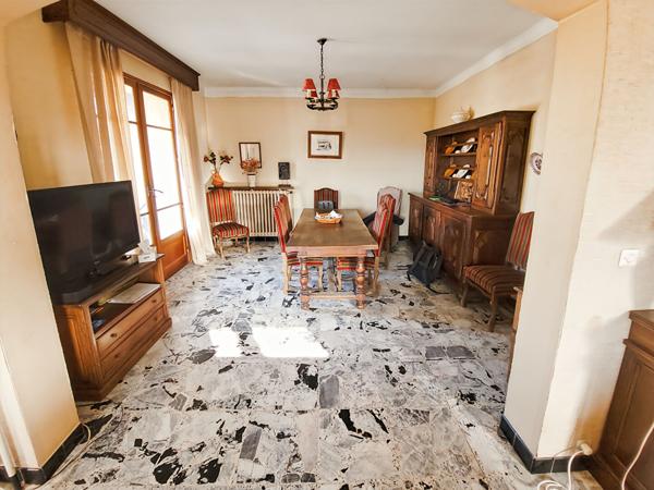 Maison Eyguieres 6 pièce(s) 241 m2 + Terrain de 4000m2