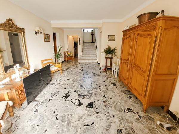 Maison Eyguieres 6 pièce(s) 241 m2 + Terrain de 4000m2